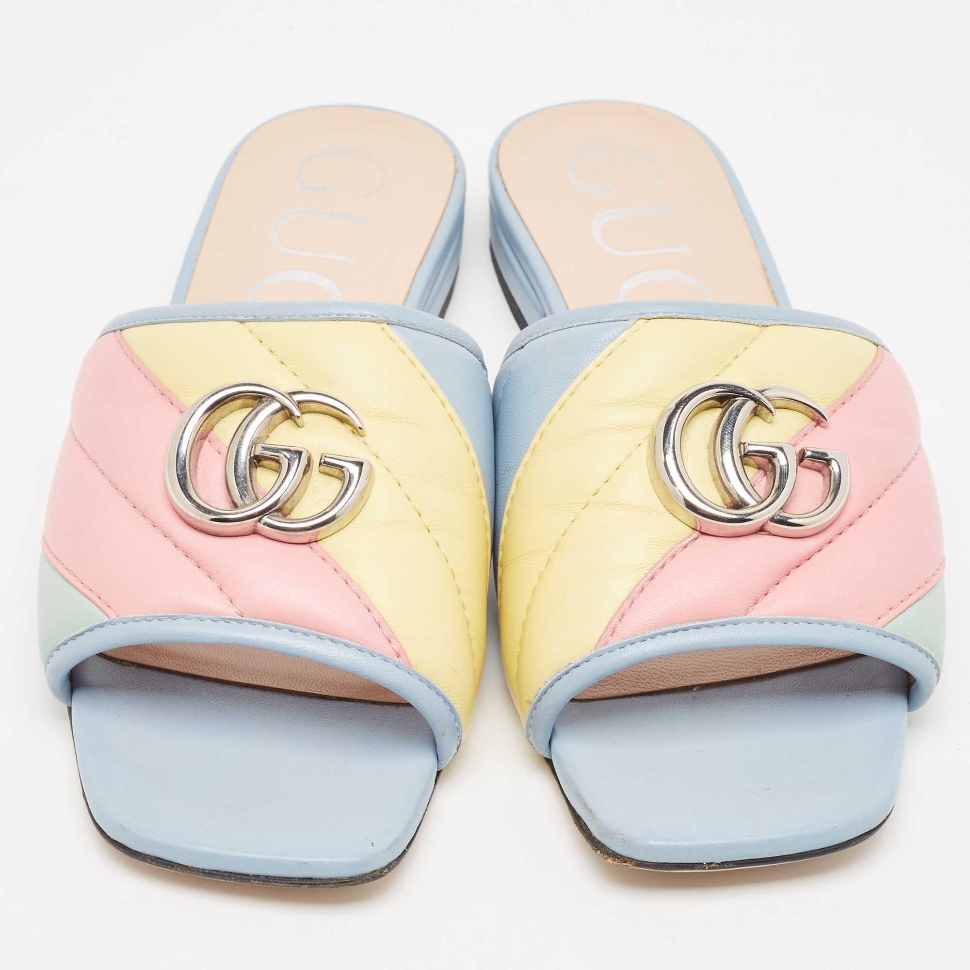 Presented by Gucci, these GG Marmont flat slides will adorn your feet with their chic aesthetics, charm, and signature beauty. They are fashioned in multicolor Matelassé leather, with a silver-toned GG motif placed on the upper. Infuse a dash of