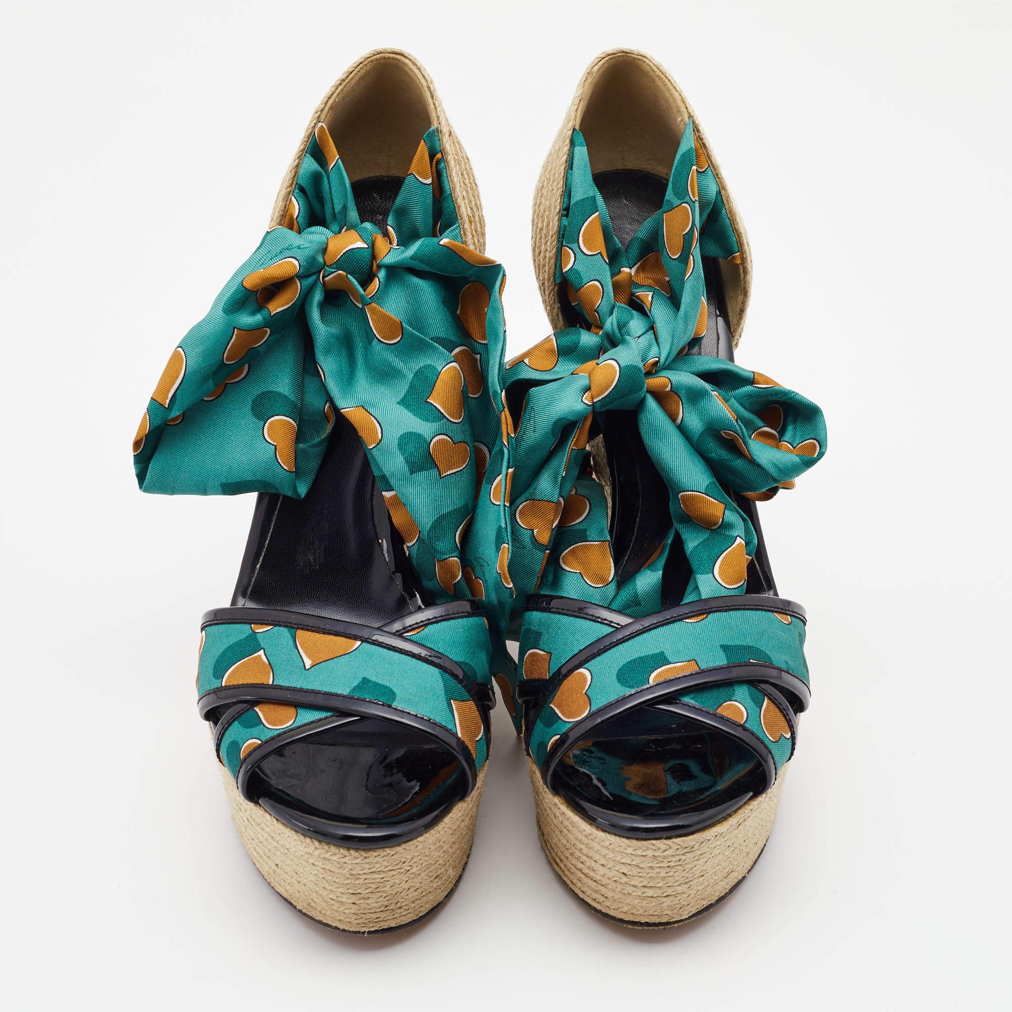 Gucci Multicolor Printed Fabric and Patent Espadrille Ankle Wrap Sandals Size 41 In Good Condition For Sale In Dubai, Al Qouz 2