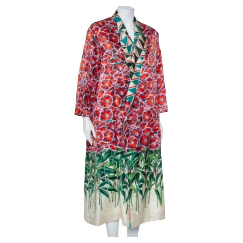 This creation from Gucci is 'beauty' tailored into a coat. The appeal of the creation lies both in its construction process and end result. Gucci brings a ray of colors to a design that is modern, comfortable, and lively. To form the entire coat,