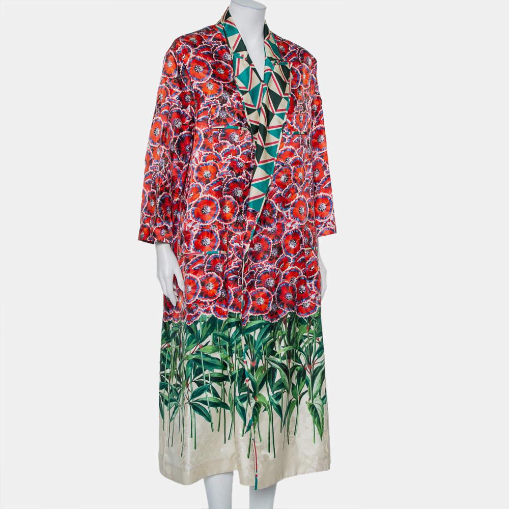 This creation from Gucci is 'beauty' tailored into a coat. The appeal of the creation lies both in its construction process and end result. Gucci brings a ray of colors to a design that is modern, comfortable, and lively. To form the entire coat,