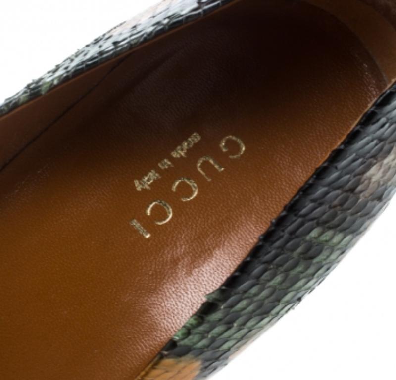 Gucci Mehrfarbige Python Betty Plateau Pumps Größe 37 (Schwarz) im Angebot
