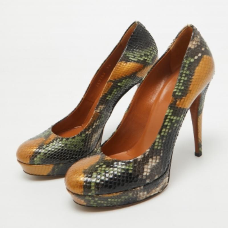 Discover footwear elegance with these Gucci women's pumps. Meticulously designed, these heels marry fashion and comfort, ensuring you shine in every setting.