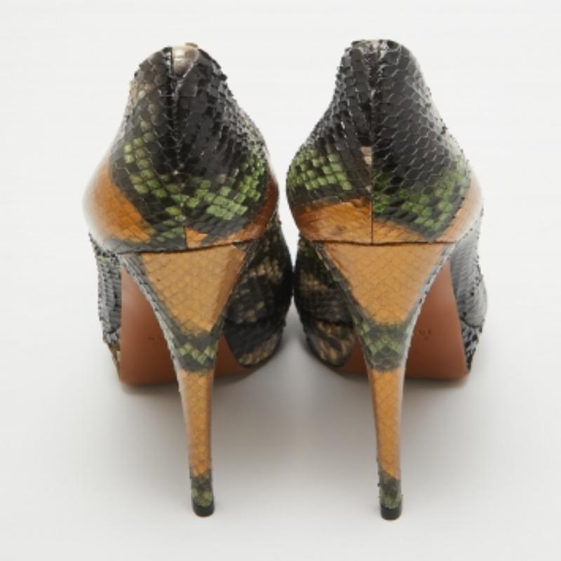 Gucci Multicolor Python Betty Platform Pumps Size 38 In Excellent Condition For Sale In Dubai, Al Qouz 2