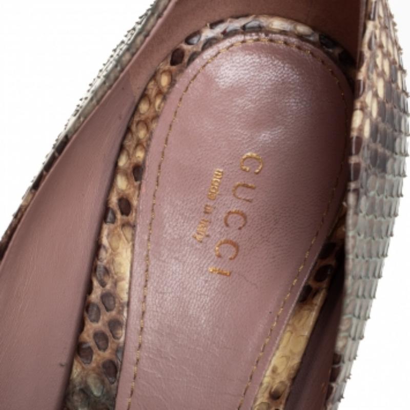 Comfort and style are what these Gucci pumps embody! Crafted from python leather in an almond toe silhouette, these fabulous Lisbeth pumps come designed with solid platforms and 14 cm heels. They are ideal over pantsuits and dresses. NOTE: AVAILABLE