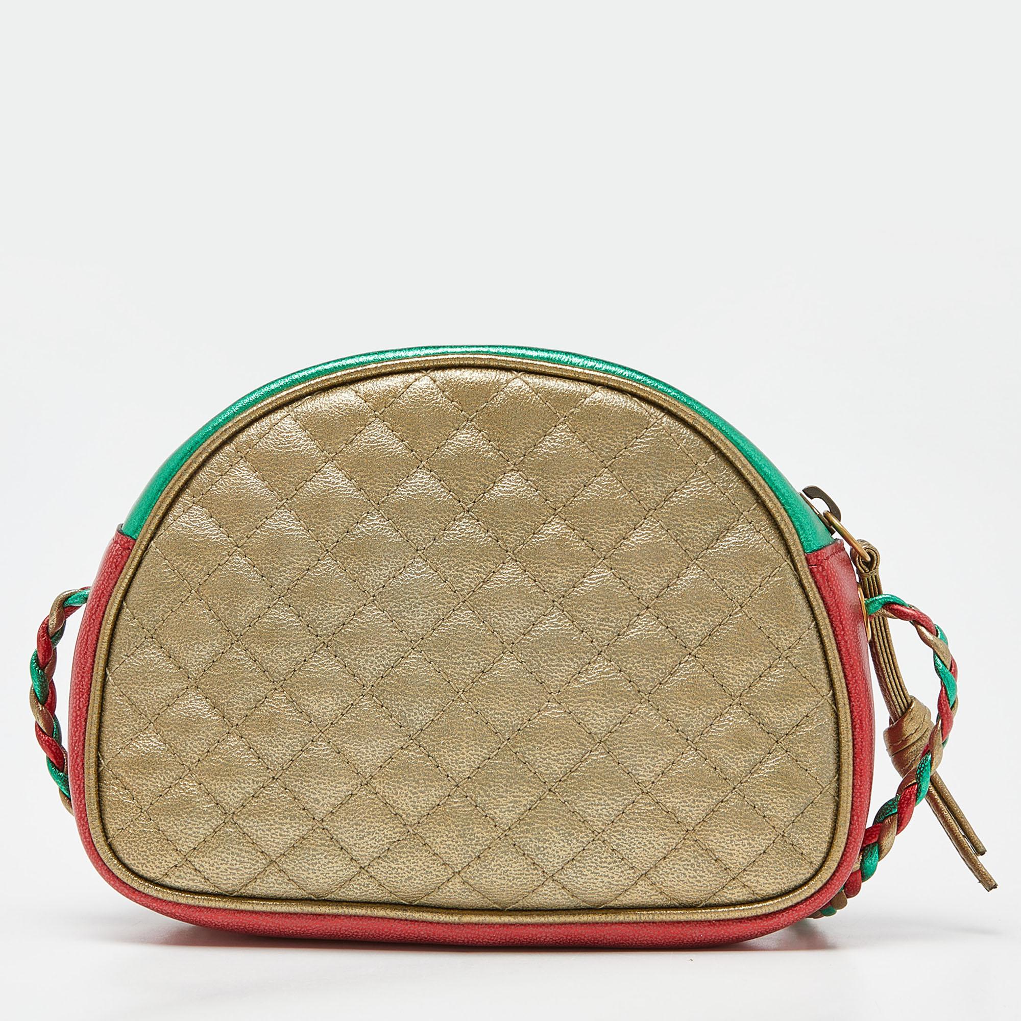 This mini Trapuntata crossbody bag by Gucci is a great option for carrying your essentials. This quilted leather bag has a compact size with a signature motif on the front and a zipper to secure the fabric-leather interior. Designed to be ideal for