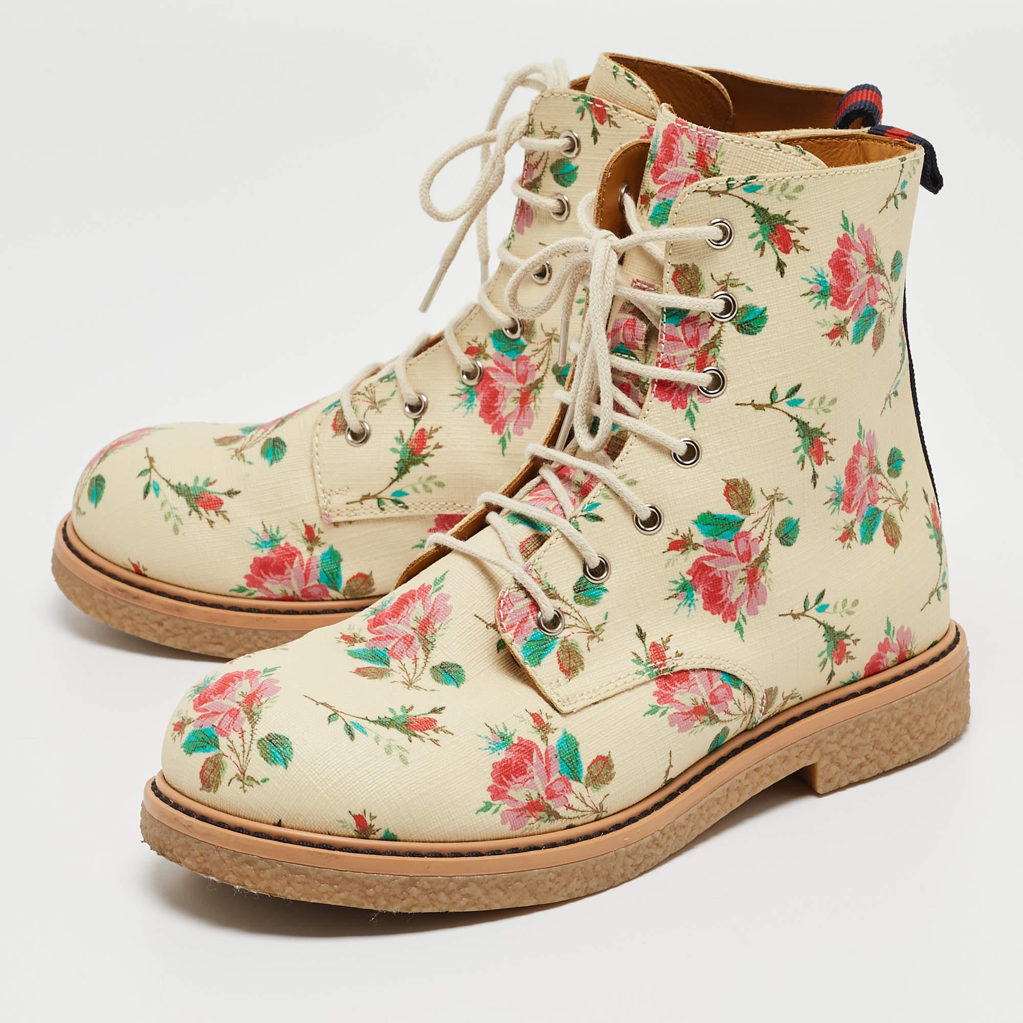Estos botines Gucci son perfectos para tu pequeña. Están hechos de lona Supreme y tienen bonitos estampados florales por todas partes.