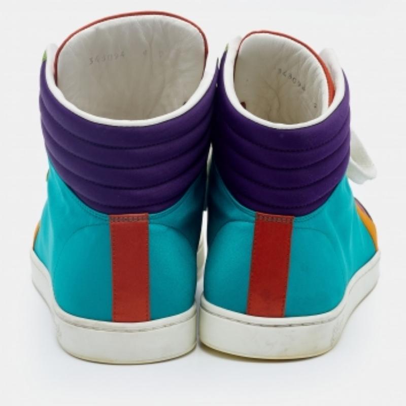 Die Sneaker von Gucci sind ein Beispiel für die Verbindung von Stil und Komfort. Diese High-Top-Sneaker sind aus Satin in verschiedenen Farbtönen gefertigt und zeigen Details wie Schnürsenkel und GG-Logos auf der Zunge. So ein cooles Paar sollten
