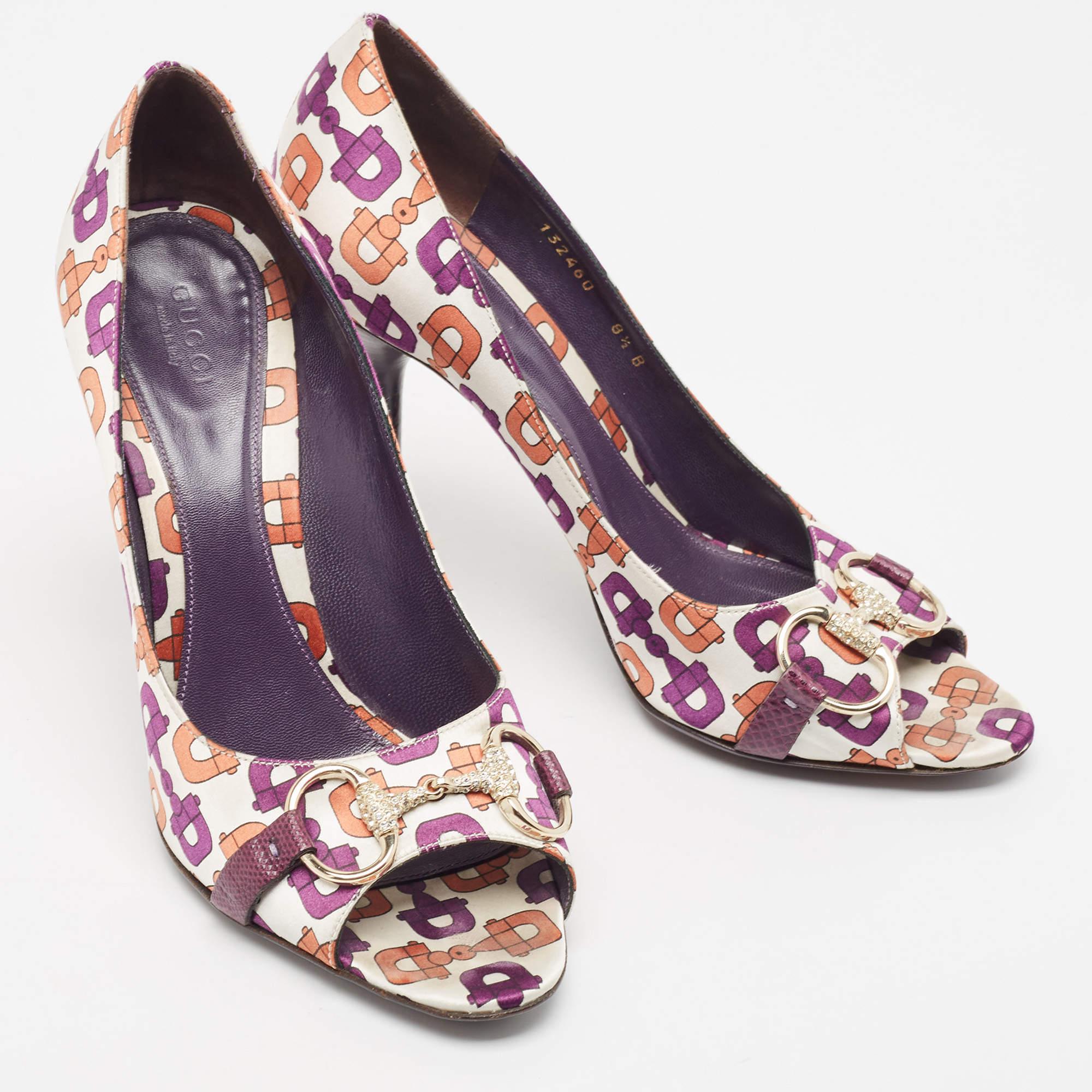 Gucci Multicolor Satin Horsebit Peep Toe Pumps Size 38.5 In Fair Condition For Sale In Dubai, Al Qouz 2