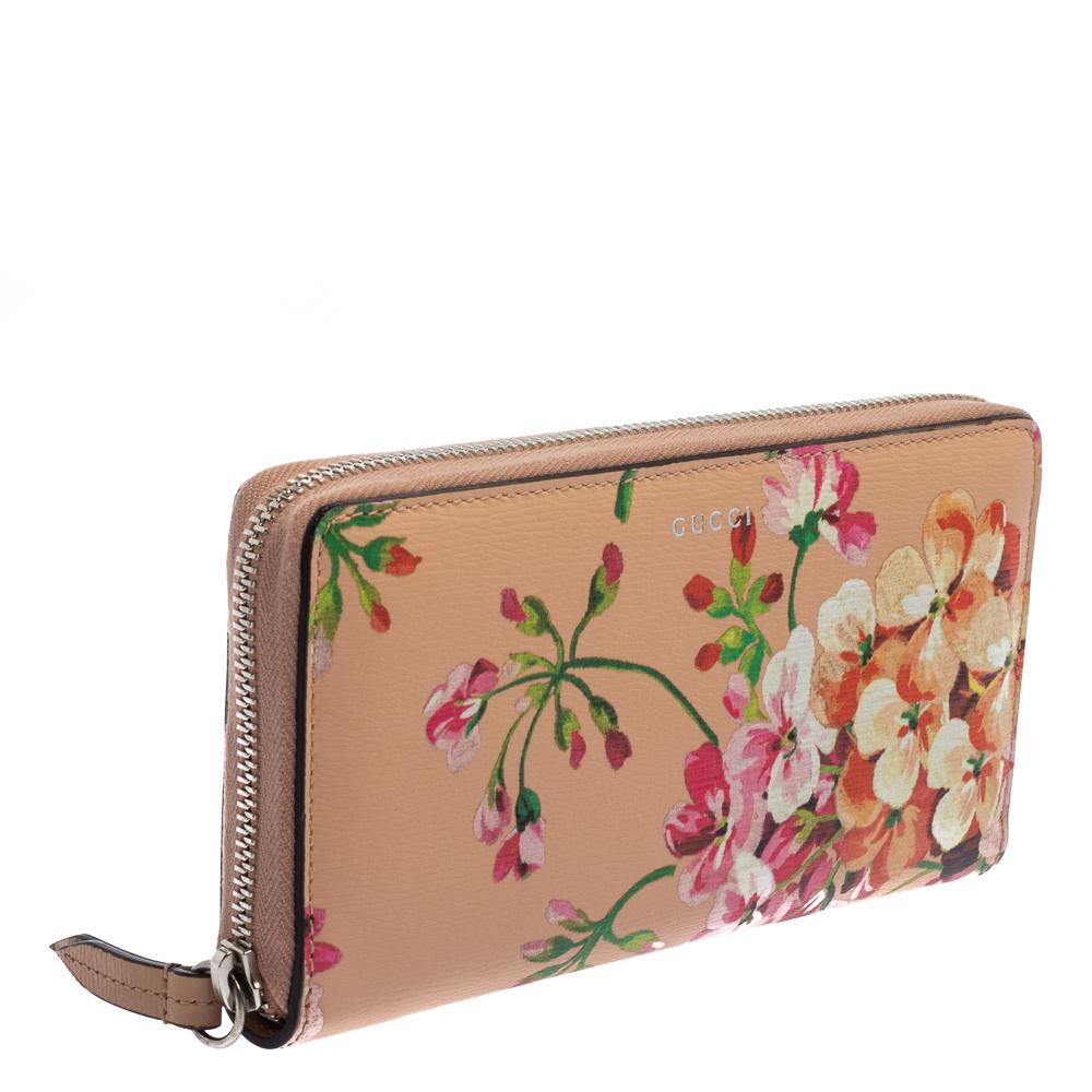 Dieses feminine Portemonnaie von Gucci wurde sorgfältig aus hochwertigem Leder gefertigt und mit einem farbenfrohen Shanghai Blooms Print versehen. Diese Brieftasche mit Reißverschluss öffnet sich zu einem Innenraum aus Leder & mit einem