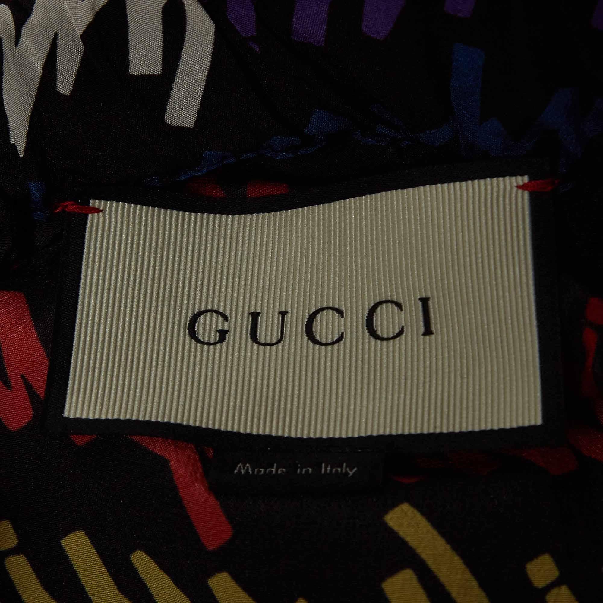 Gucci Pantaloni in seta stampata con firma multicolor M. In condizioni buone in vendita a Dubai, Al Qouz 2