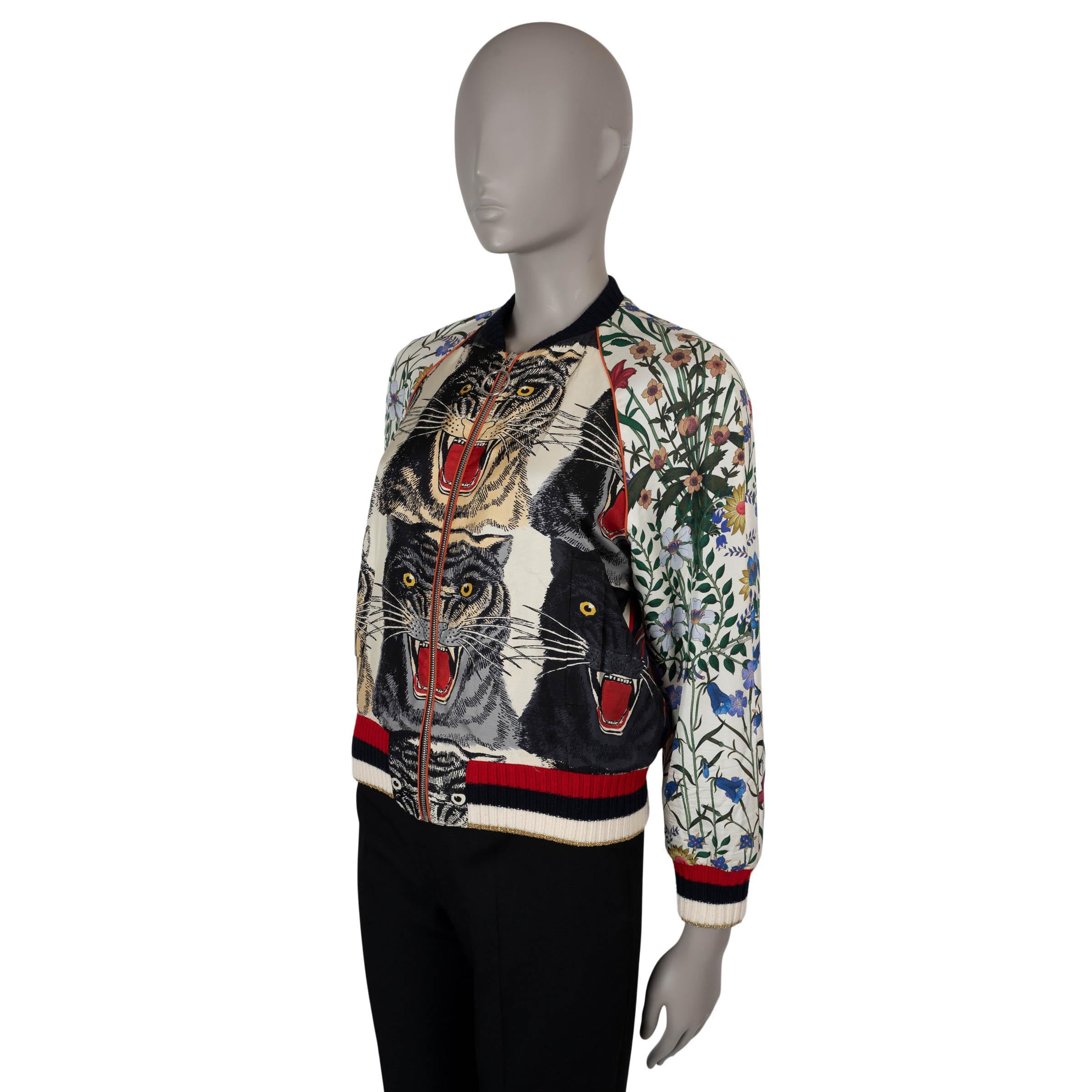 Questo bomber 100% autentico di Gucci by Alessandro Michele in seta bianca presenta una vivace stampa multicolore di fiori e gatti, che mette in mostra l'estetica eclettica dello stilista. La giacca è impreziosita da una scritta 
