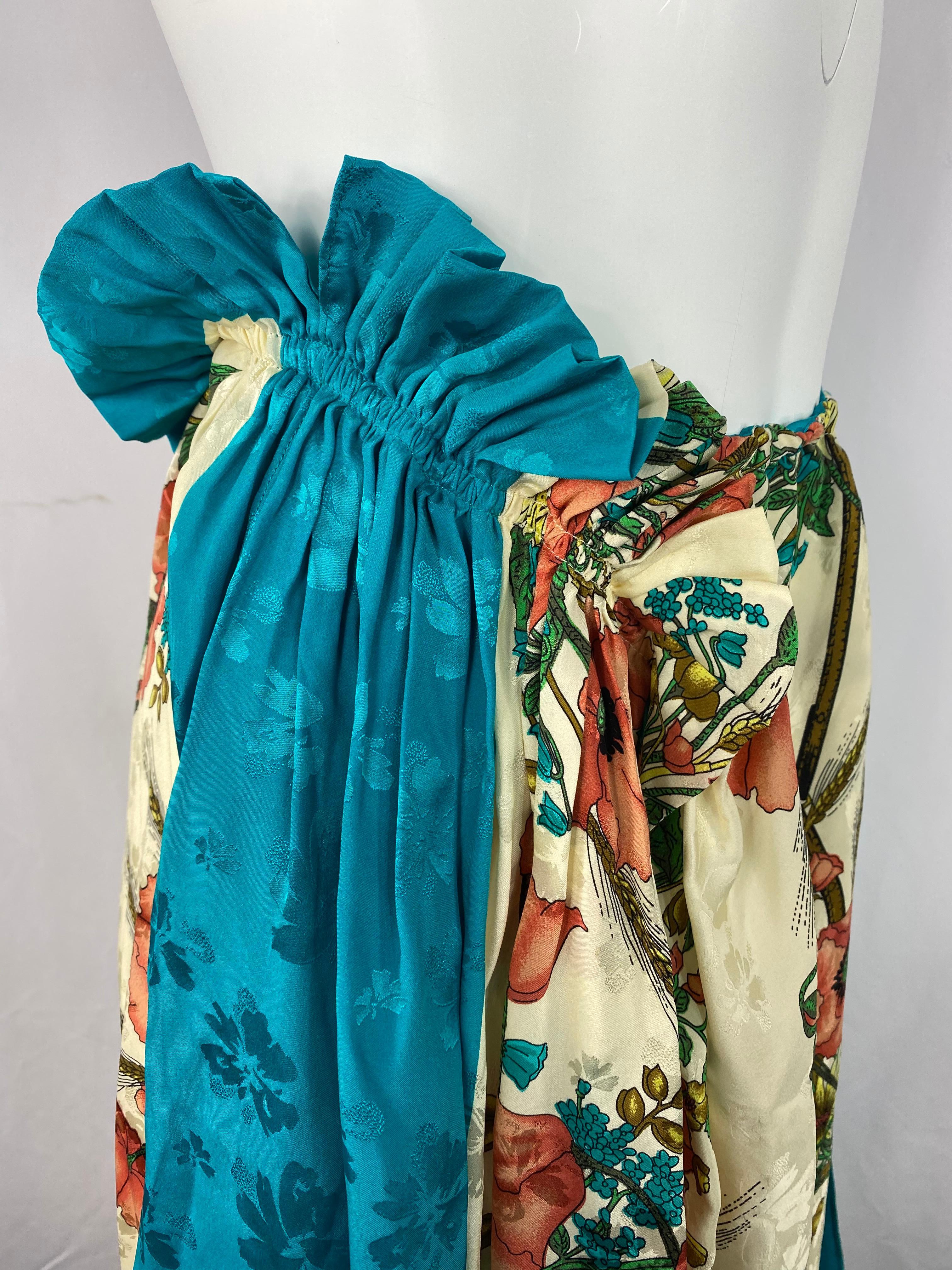 Bleu Gucci, jupe longue à fleurs en soie multicolore, taille 40   en vente