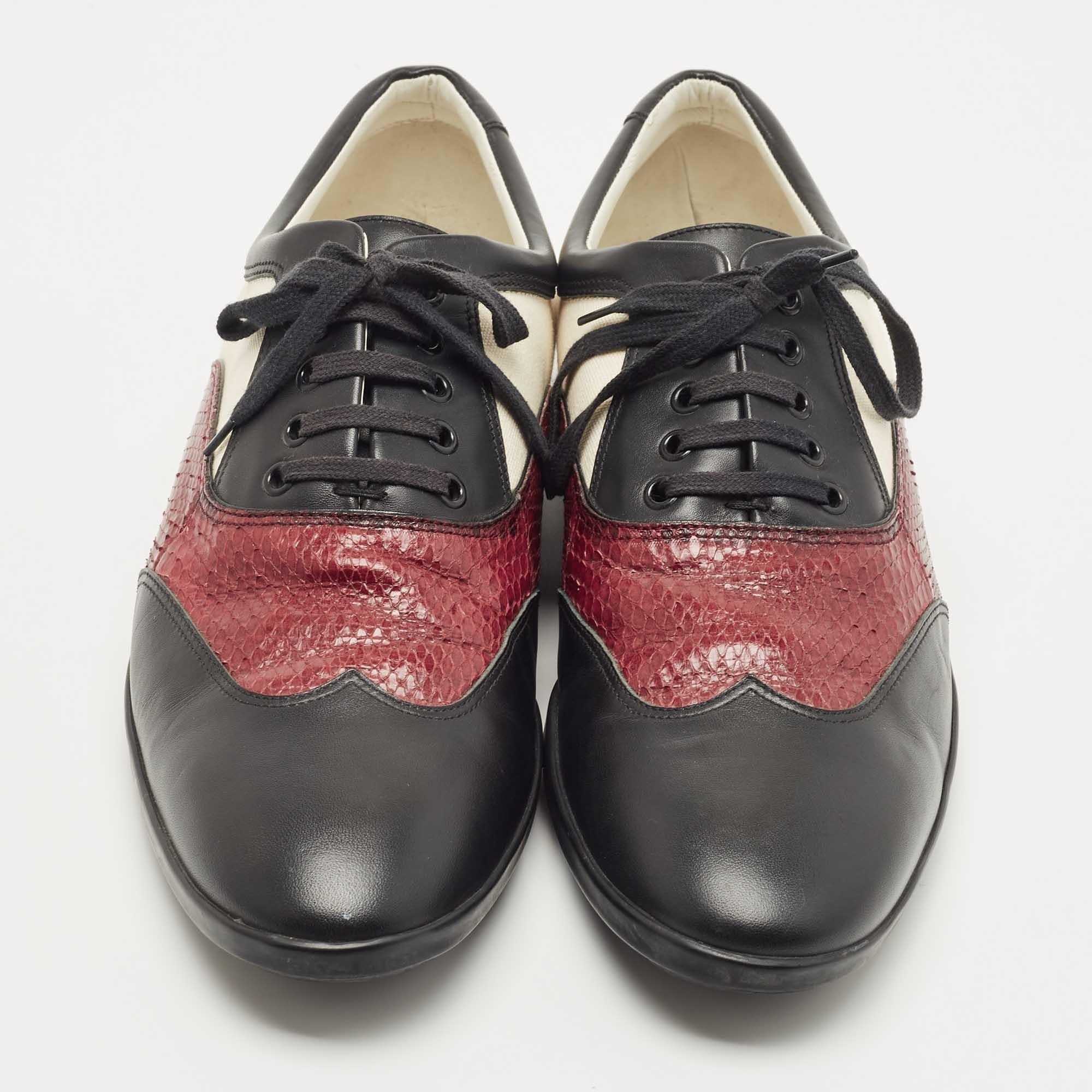 Dieses bequeme Paar ist Ihre erste Wahl, wenn Sie einen langen Tag unterwegs sind. Diese Gucci Oxford-Sneaker haben ein gut vernähtes Obermaterial, das auf einer robusten Sohle steht.

