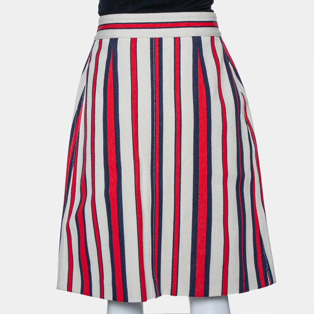 Add the Gucci upgrade to your casual style with this A-line skirt. Made from cotton, the skirt feature the brand's signature Sylvie Web stripes all over. It has button closure and front flap pockets. For an all-day event, pair it with a simple