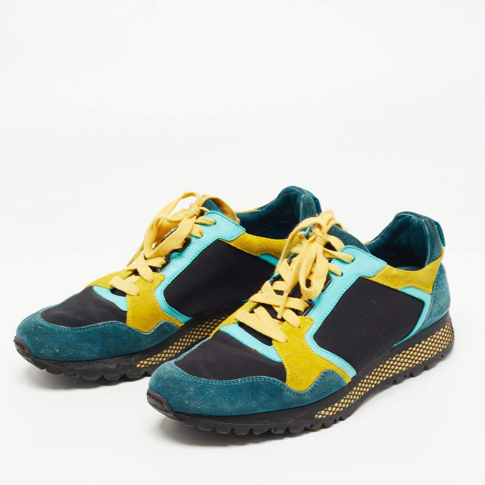 Avec leur silhouette classique, ces baskets de créateur sont une combinaison parfaite de luxe, de confort et de style. Ces baskets sont conçues avec des détails signés et des semelles intérieures confortables.