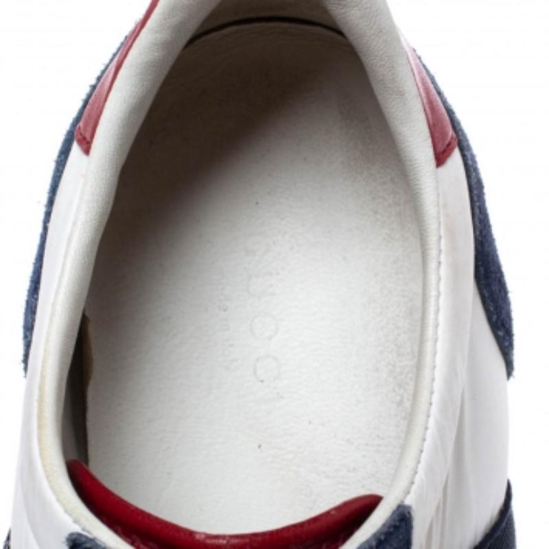 Conçues à partir d'une combinaison de daim, de nylon et de cuir, ces baskets présentent des attaches simples et sont dotées de semelles intérieures confortables doublées de cuir et de semelles en caoutchouc résistantes. Ces baskets signées Gucci ne