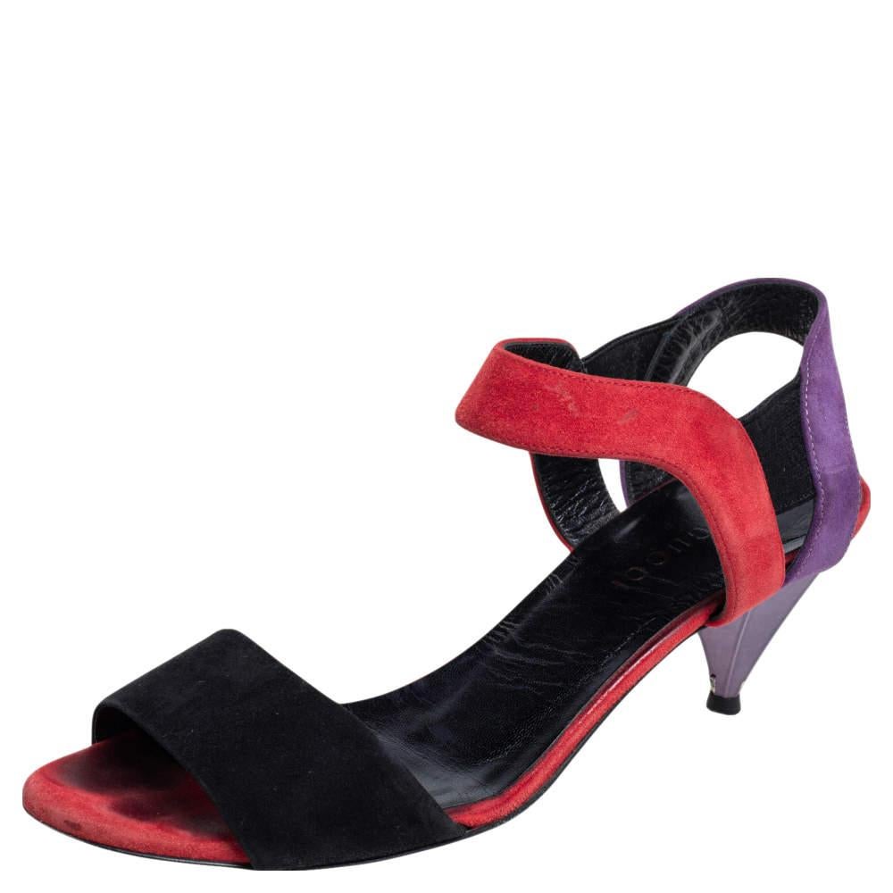 Craquez pour cette paire d'escarpins Liberty de Gucci. Ces sandales à bride de cheville assurent un look très luxueux et élégant à vos pieds. Le daim multicolore est utilisé pour fabriquer ces escarpins de manière créative. Ces sandales de Gucci