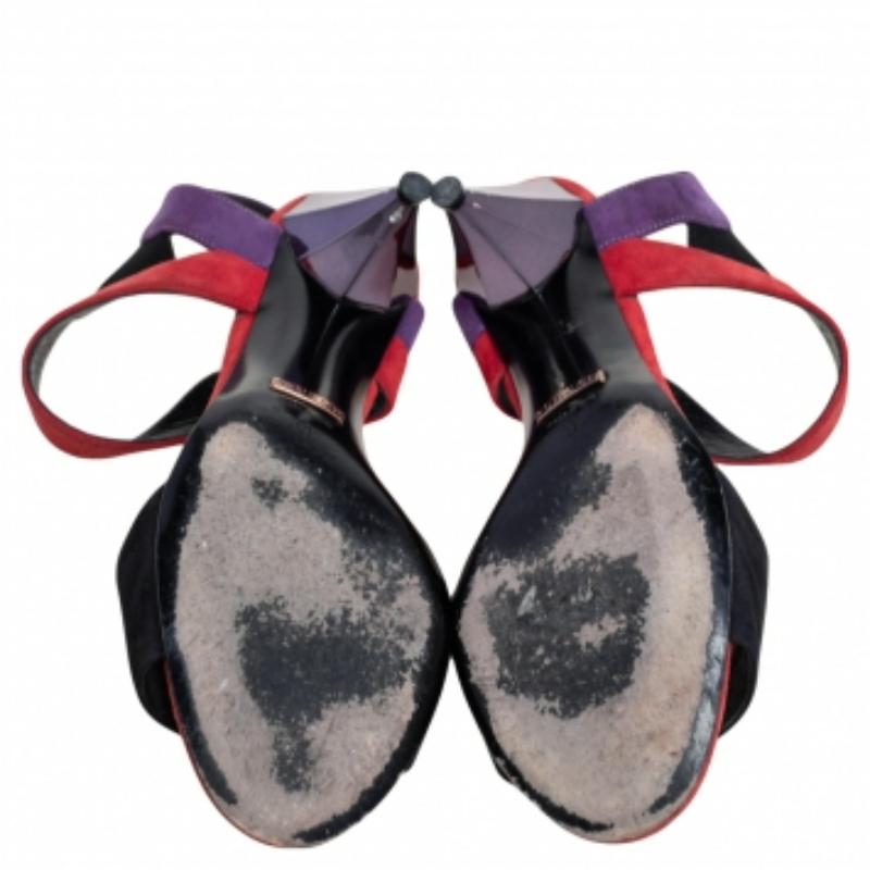 Craquez pour cette paire d'escarpins Liberty de Gucci. Ces sandales à bride de cheville assurent un look très luxueux et élégant à vos pieds. Le daim multicolore est utilisé pour fabriquer ces escarpins de manière créative. Ces sandales de Gucci