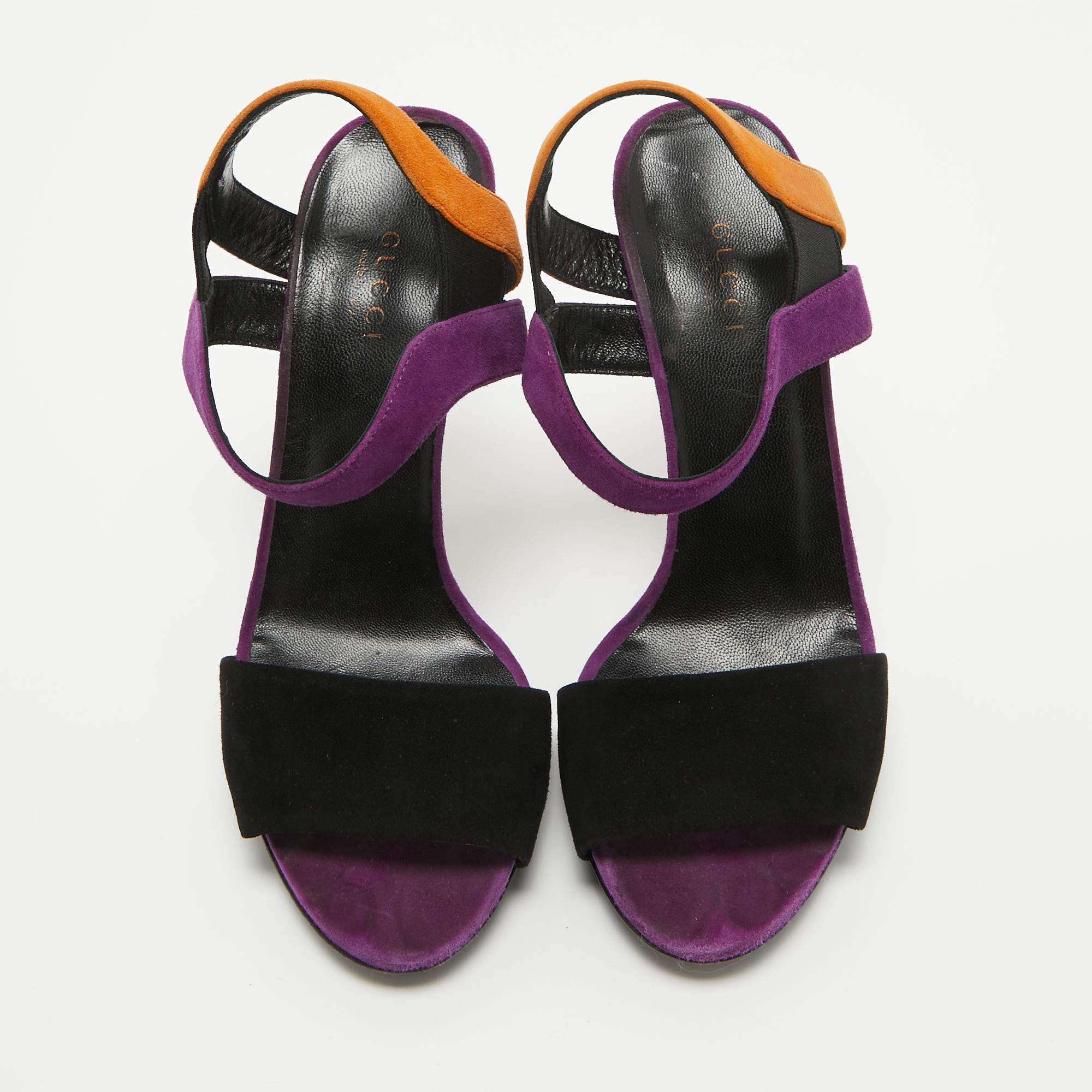 Diese Sandalen von Gucci sind dazu bestimmt, eine beliebte Wahl zu sein. Wunderschön gearbeitet und auf schlanken Absätzen balanciert, heben die Schuhe Ihre Füße in einer atemberaubenden Silhouette.

