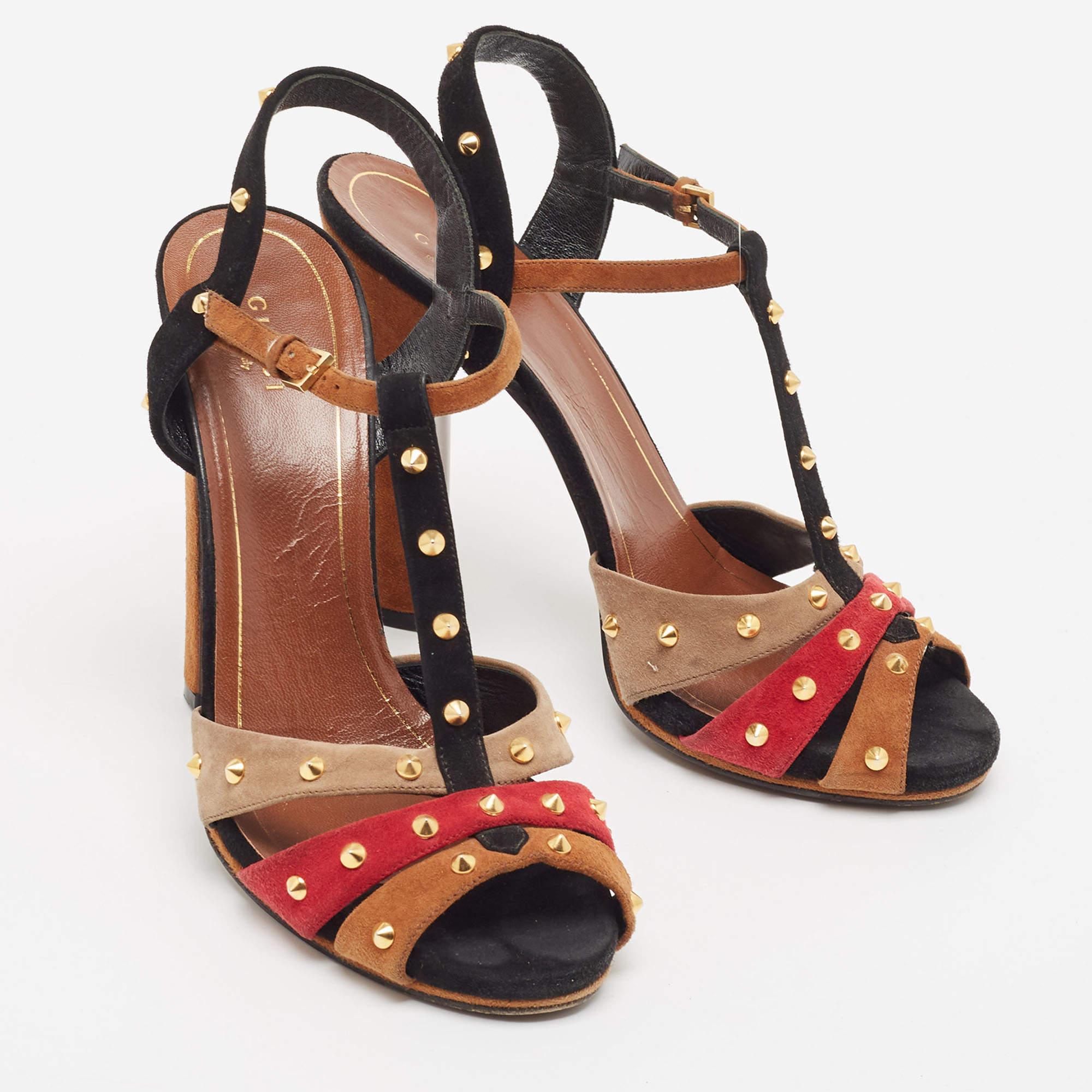 Gucci Sandalias con correa en el tobillo y pinchos en ante multicolor talla 40 en Bueno estado para la venta en Dubai, Al Qouz 2