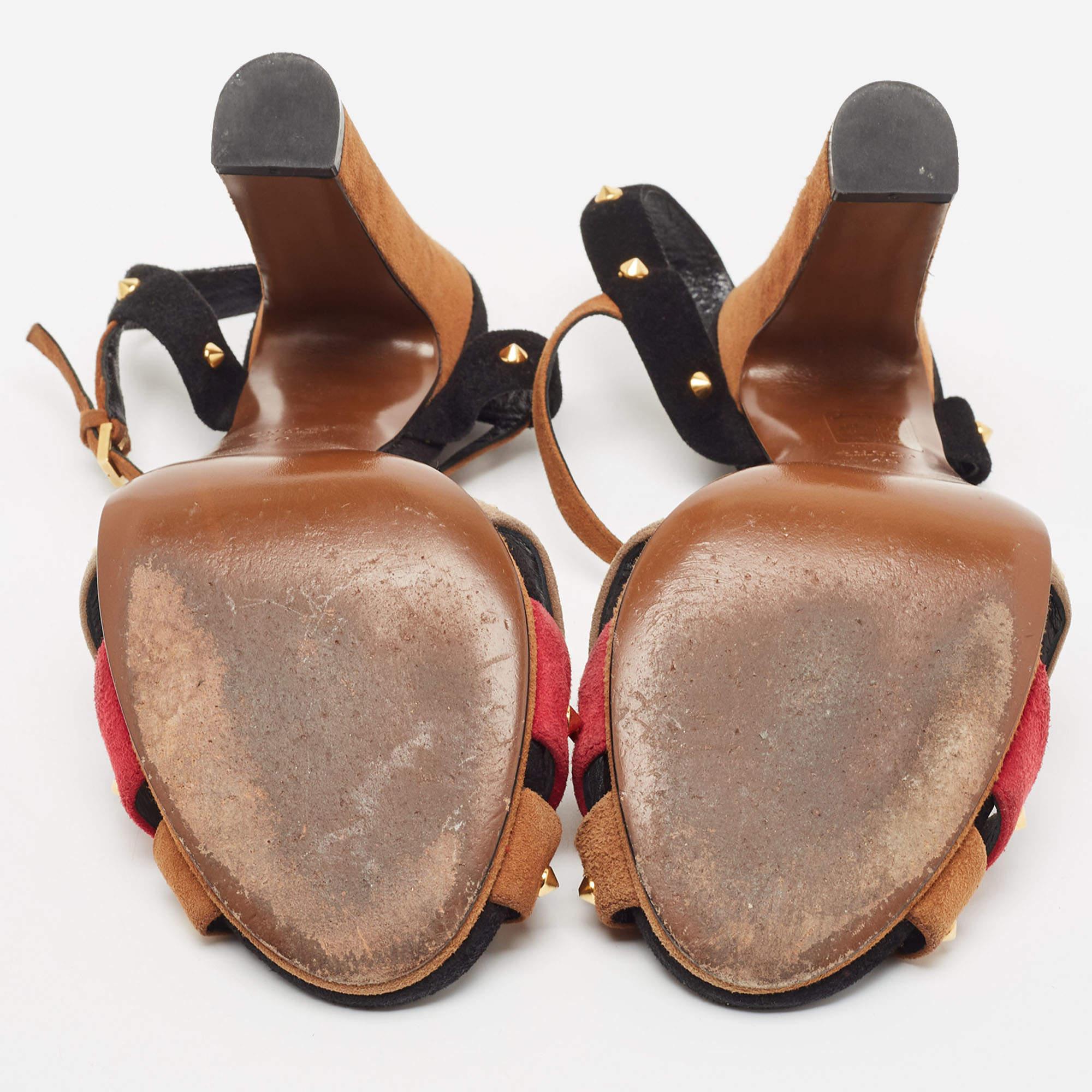 Gucci Sandalias con correa en el tobillo y pinchos en ante multicolor talla 40 en venta 1