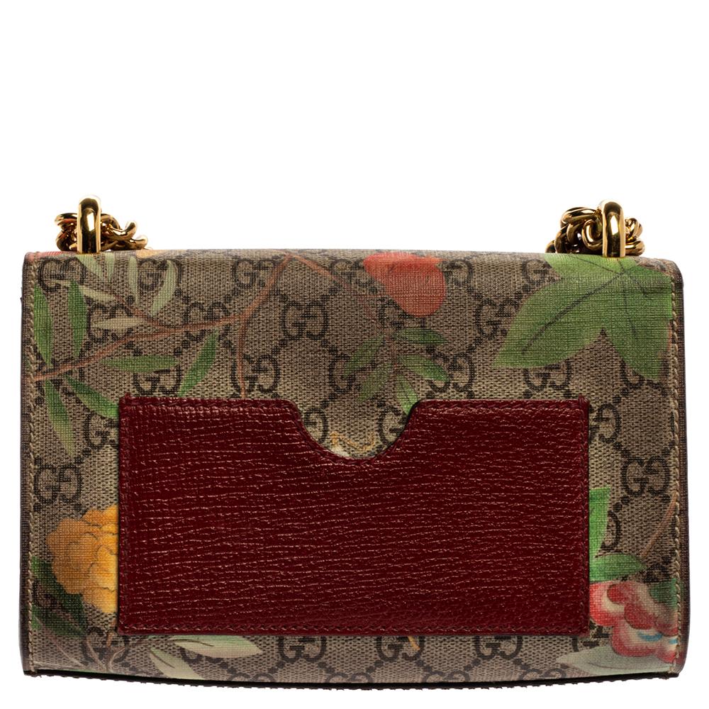 Swing this gorgeous bag and fetch endless compliments. This Gucci creation has been beautifully crafted from beautifully-printed GG Supreme coated canvas and leather with a flap that carries a signature padlock in gold-tone metal. The insides are