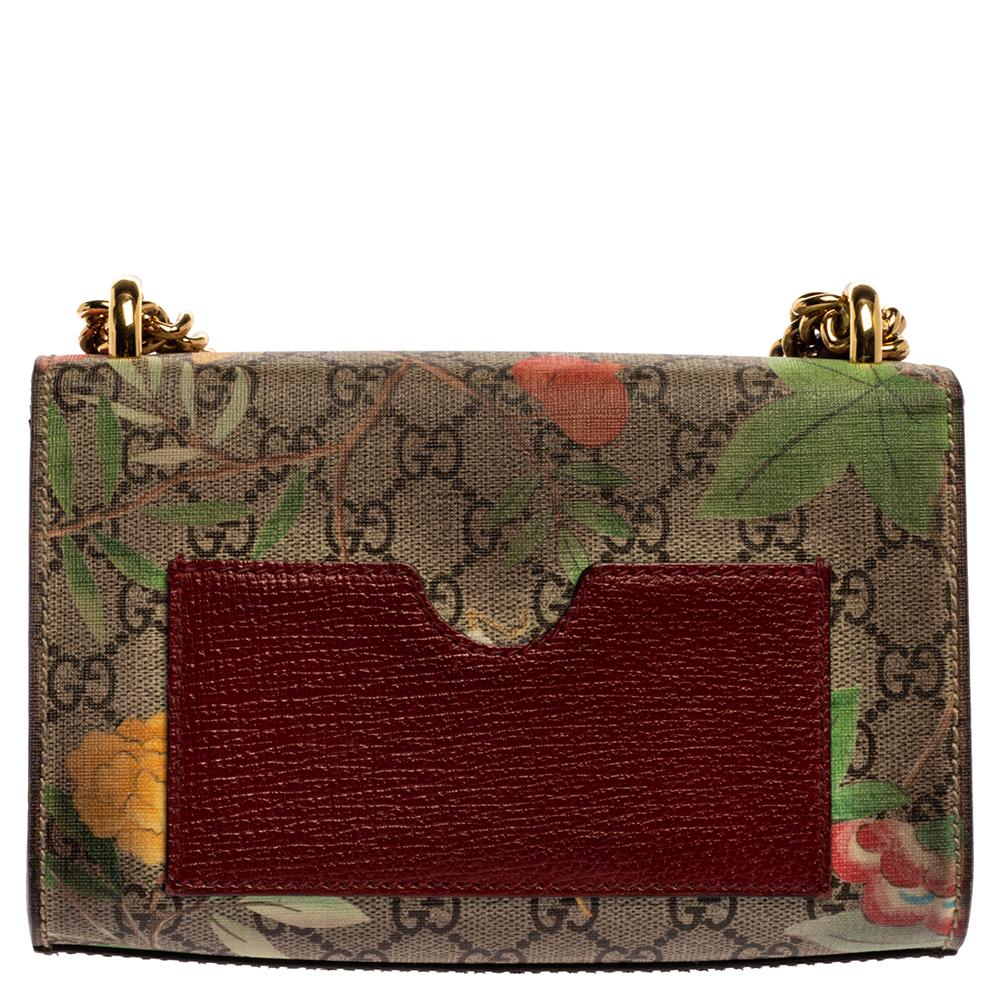 Swing this gorgeous bag and fetch endless compliments. This Gucci creation has been beautifully crafted from beautifully-printed GG Supreme coated canvas and leather with a flap that carries a signature padlock in gold-tone metal. The insides are
