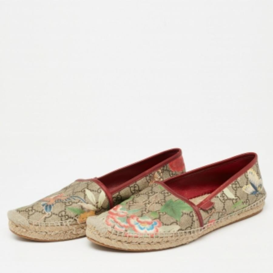 Estas preciosas alpargatas Gucci, un par elegante y lujoso para llevar de día, son fáciles de poner sobre ropa informal. Confeccionado en lona GG Supreme, este par presenta estampados Tian junto con ribetes en contraste para completar el look.