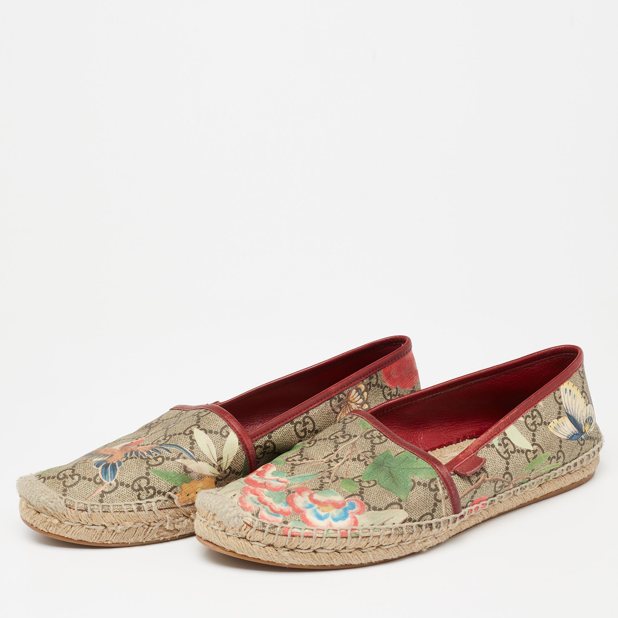 A stylish and luxurious daytime wear pair, these beautiful Gucci espadrilles are easy to slip on over casuals. Constructed in GG Supreme canvas, this pair features Tian prints along with contrast trims to complete the look.