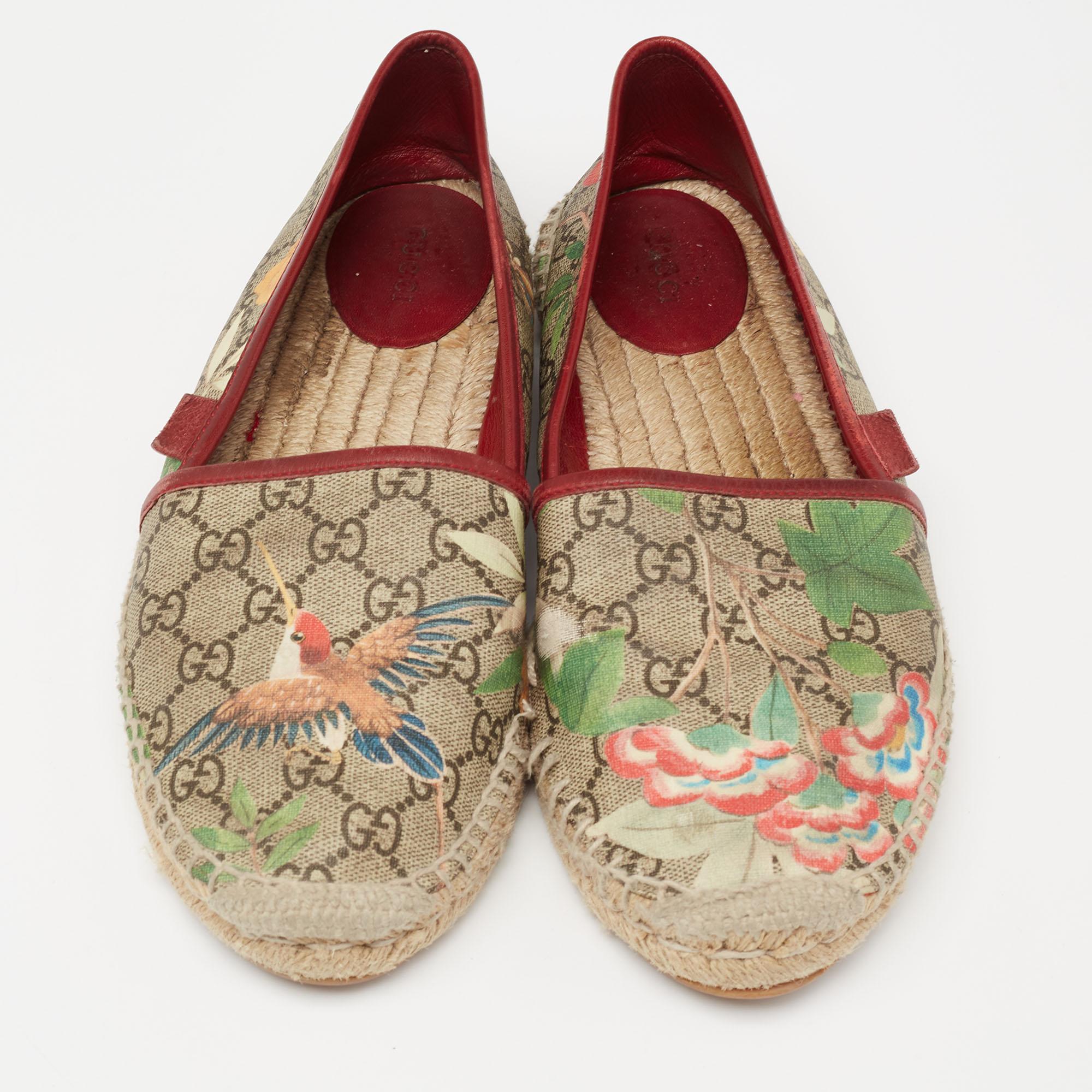 A stylish and luxurious daytime wear pair, these beautiful Gucci espadrilles are easy to slip on over casuals. Constructed in GG Supreme canvas, this pair features Tian prints along with contrast trims to complete the look.

