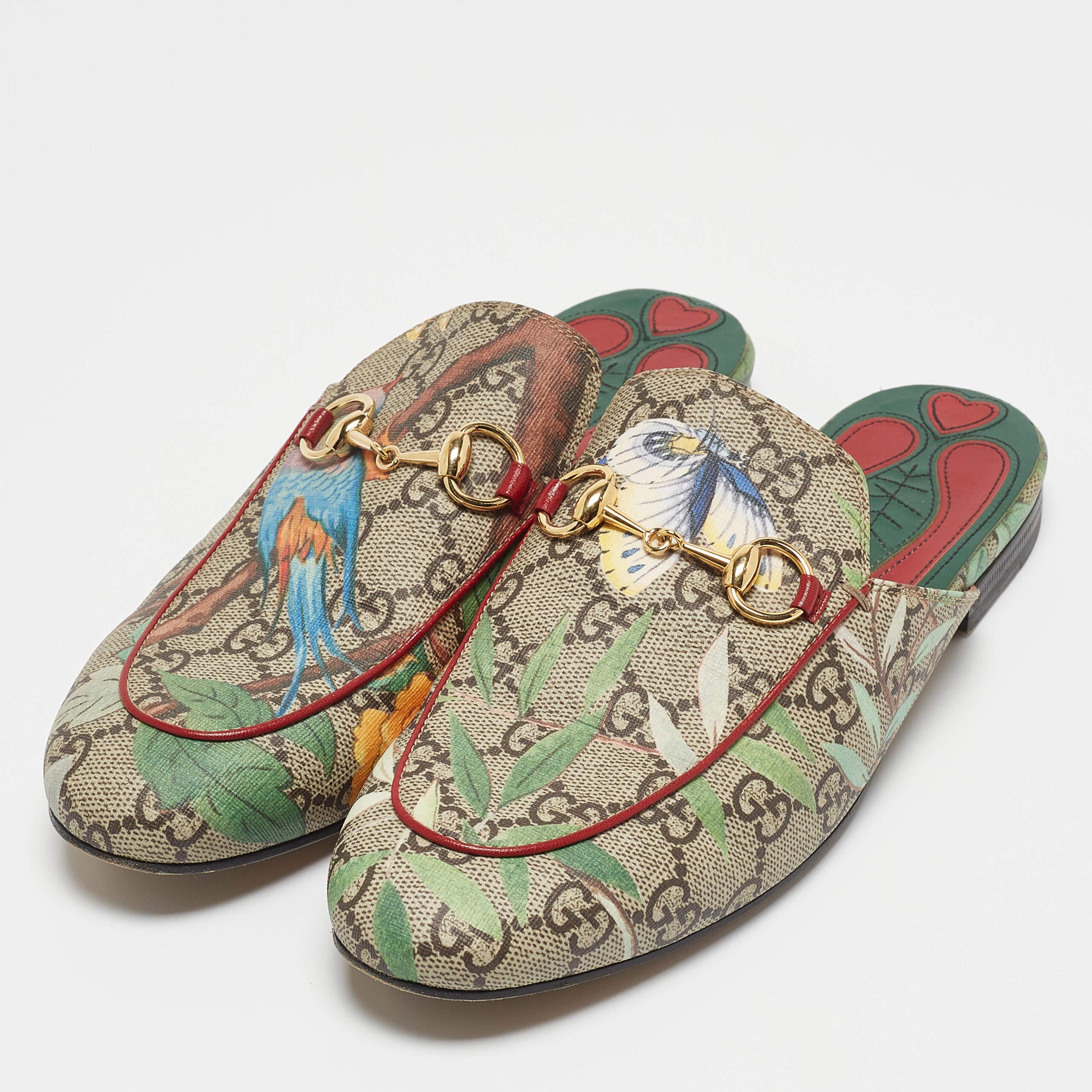 These Gucci Princetown mules signify luxury and practicality. An ultimate favorite of style enthusiasts, its silhouette has the luxe touch of the Horsebit motif on the uppers. It comes made from Tian print GG Supreme canvas.
