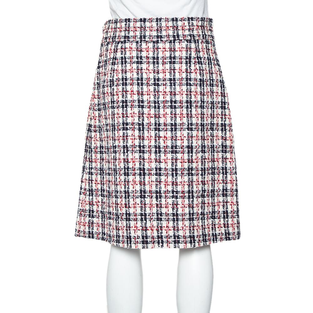 Be ready to fetch a lot of compliments when you flaunt this Gucci skirt. Add a hint of elegance to your outfit with this chic multicolored skirt that comes tailored from tweed fabric and designed with a GG logo belt detail at the waist.

