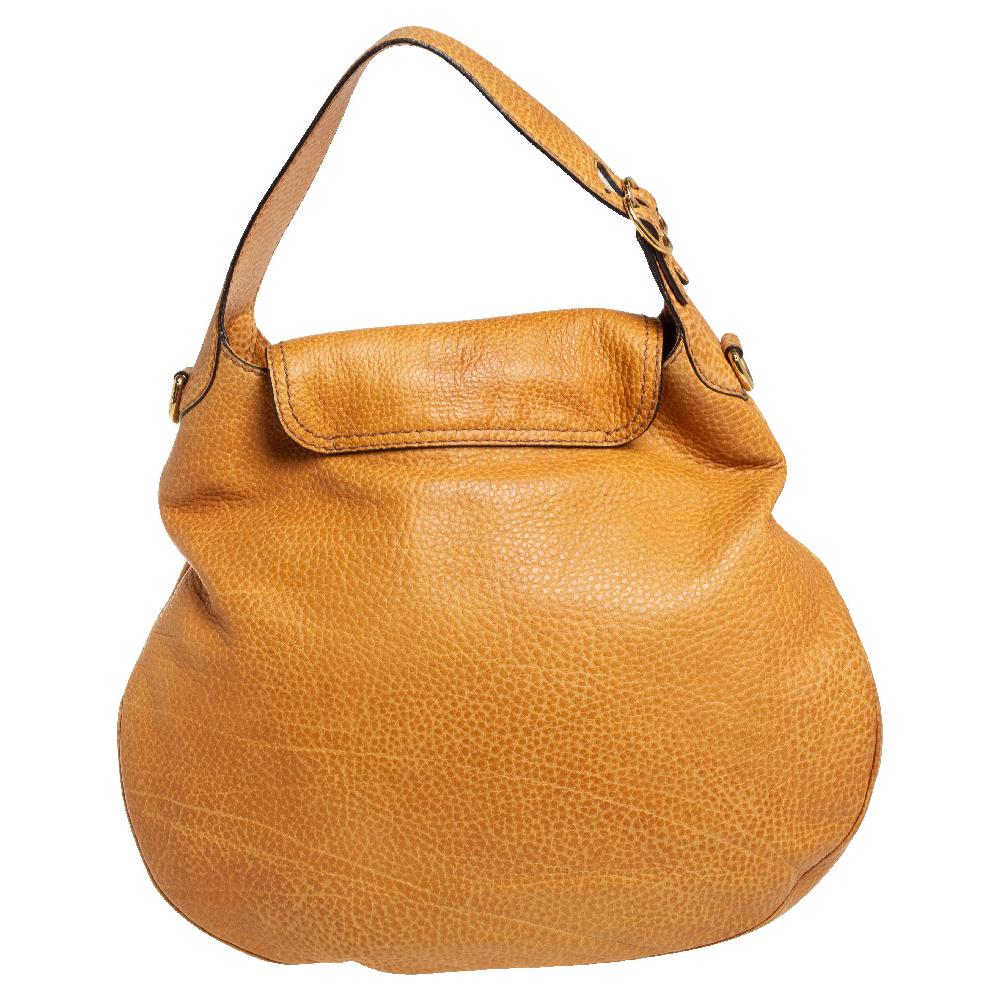 This New Pelham hobo bag from Gucci epitomizes the modern-elegant essence of the label. With the mustard leather exterior adorned with Horsebit details, it comes with a long braided shoulder strap that’s pretty and comfortable. Its roomy interior is