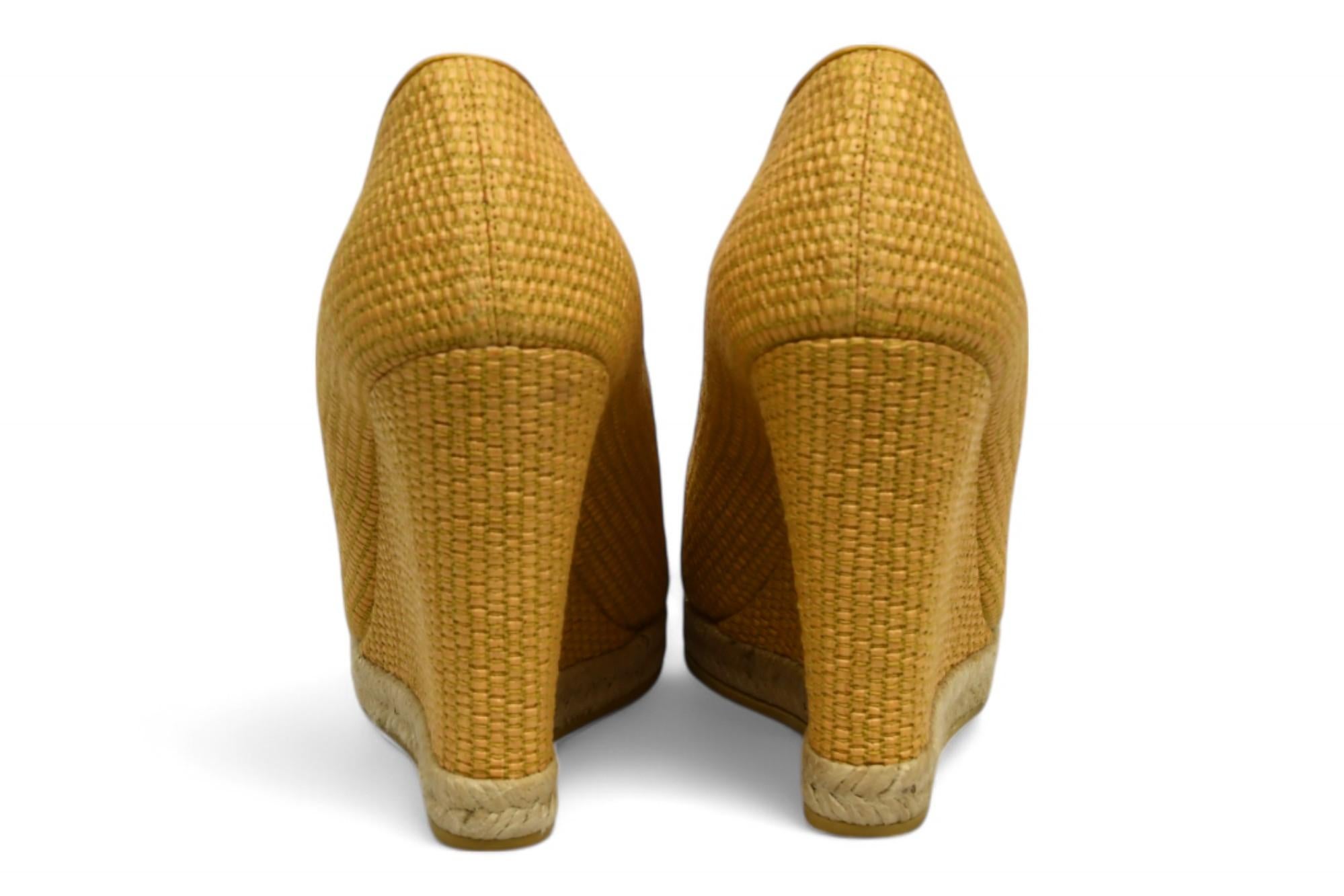 Arancia Gucci - Zeppa Charlotte Horsebit in rafia senape con punta aperta in vendita