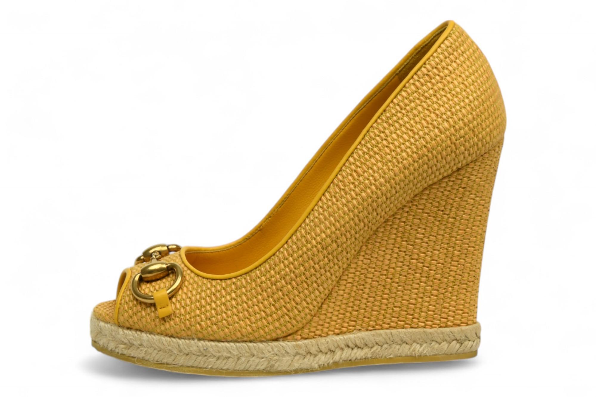 Gucci - Zeppa Charlotte Horsebit in rafia senape con punta aperta In condizioni ottime in vendita a West Hartford, CT