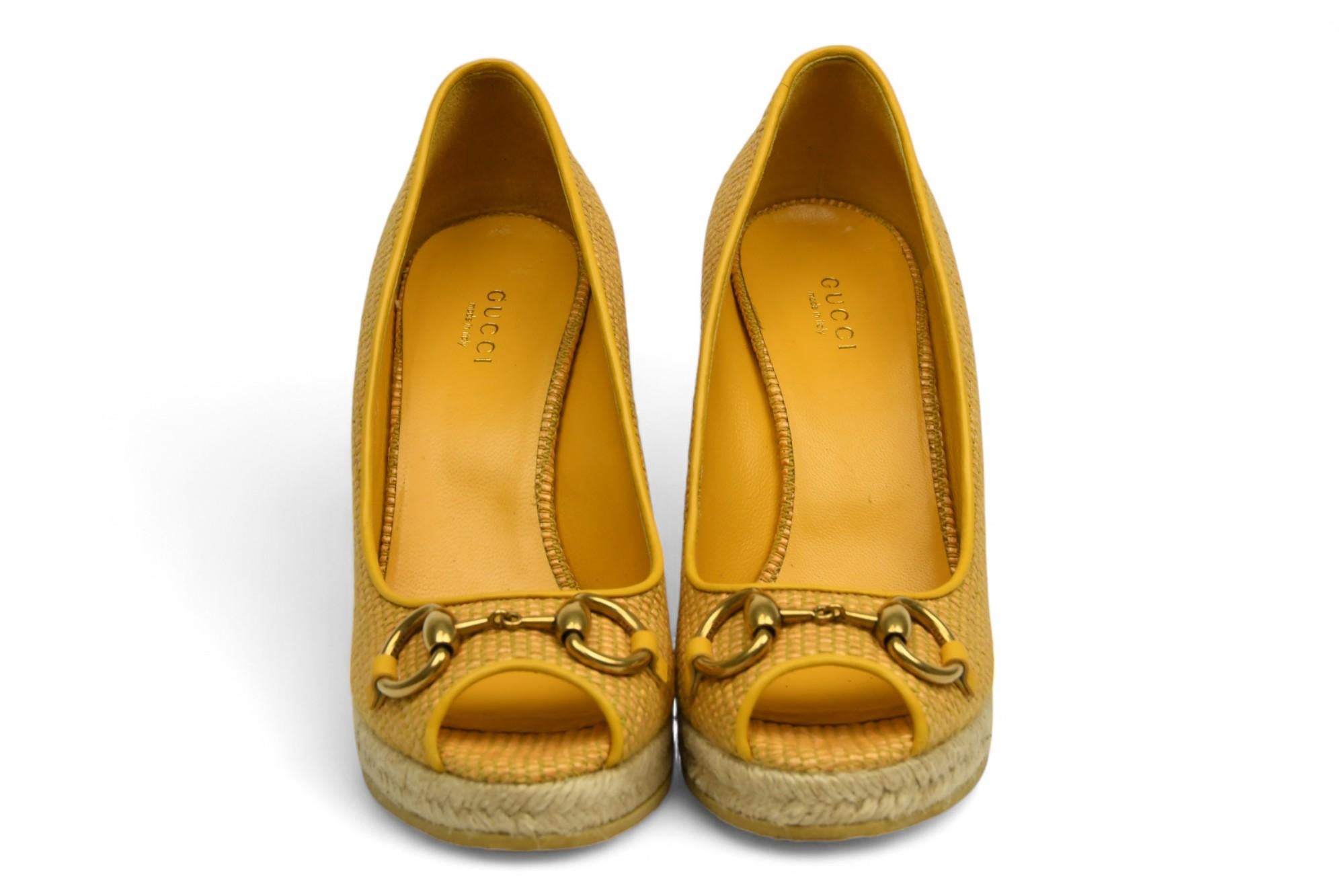 Donna Gucci - Zeppa Charlotte Horsebit in rafia senape con punta aperta in vendita