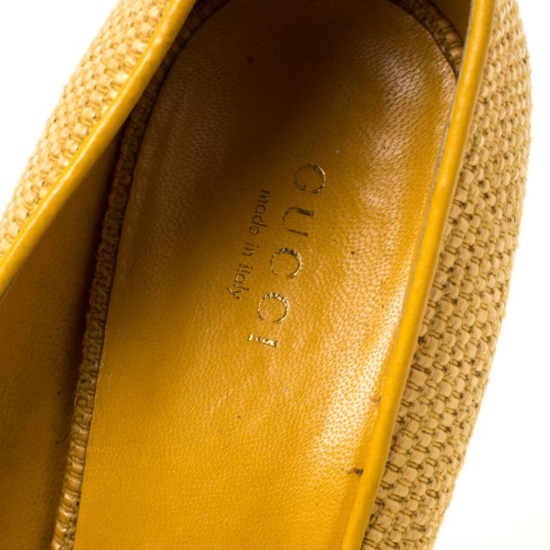 Gucci Mustard Raffia Charlotte Horsebit Peep Toe Wedge Pumps Size 40 In Good Condition In Dubai, Al Qouz 2