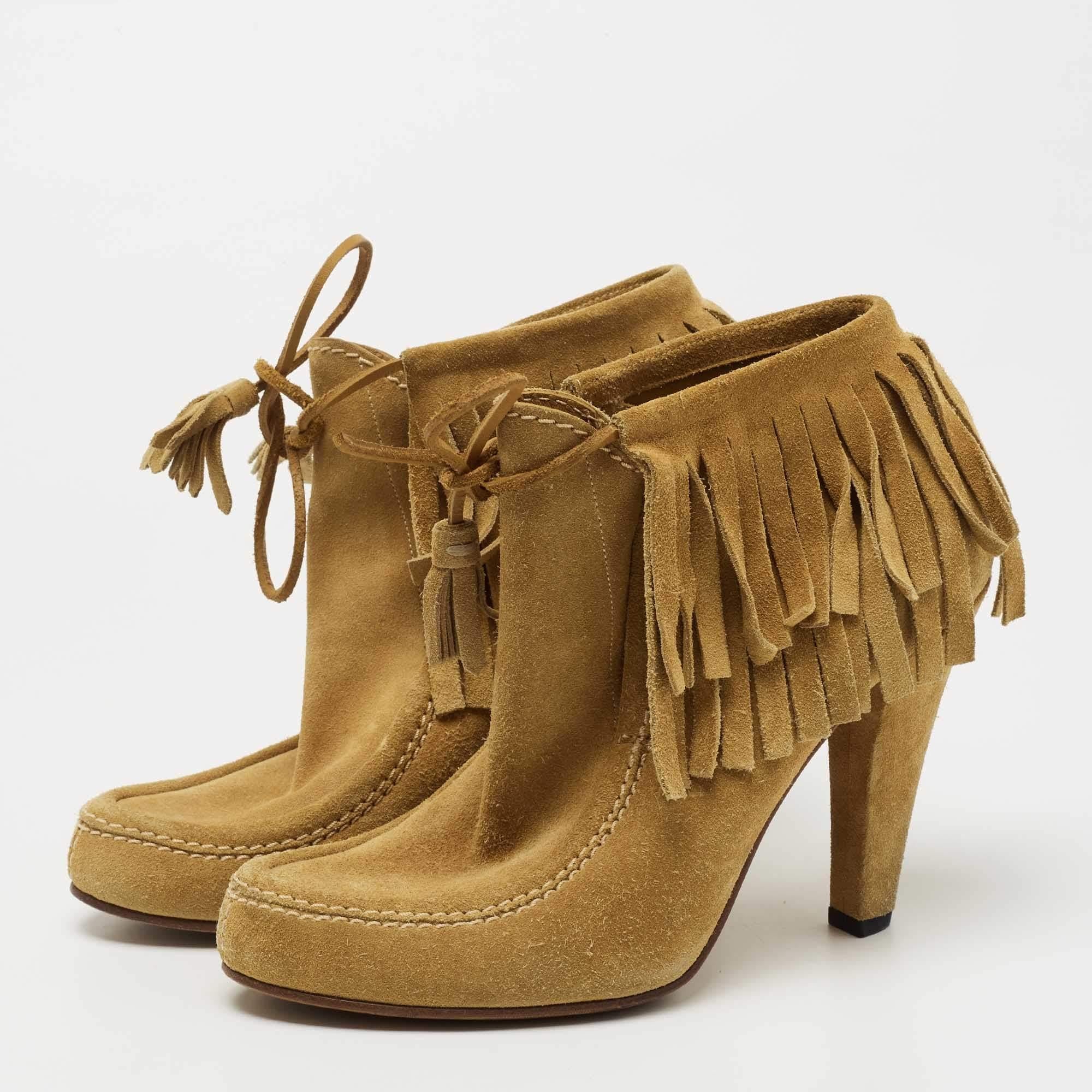 Stiefel sind ein unverzichtbarer Bestandteil Ihrer Garderobe, und diese aus hochwertigen Materialien gefertigten Stiefel sind eine gute Wahl. Dieses Paar mit den robusten Sohlen bietet das Beste an Komfort und Stil und passt hervorragend zu einem