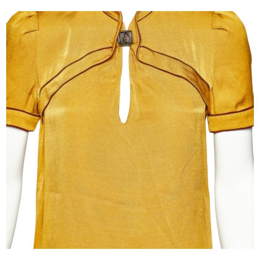 Gucci ofrece diseños elegantes con un toque moderno para las almas a la moda. Anima tu día con este elegante top, ideal para llevar con pantalones y faldas. Confeccionado en seda, tiene mangas cortas y ribetes en contraste.