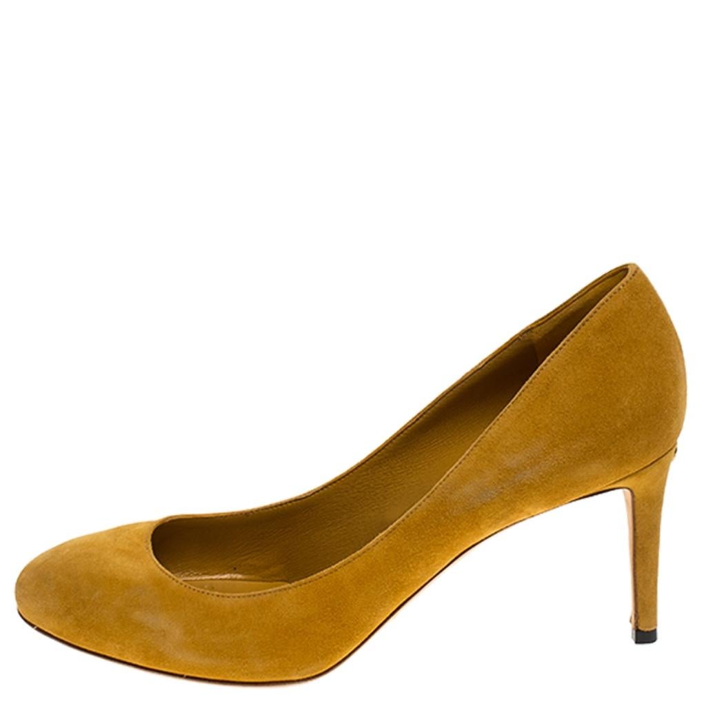 Yellow round outlet toe pumps