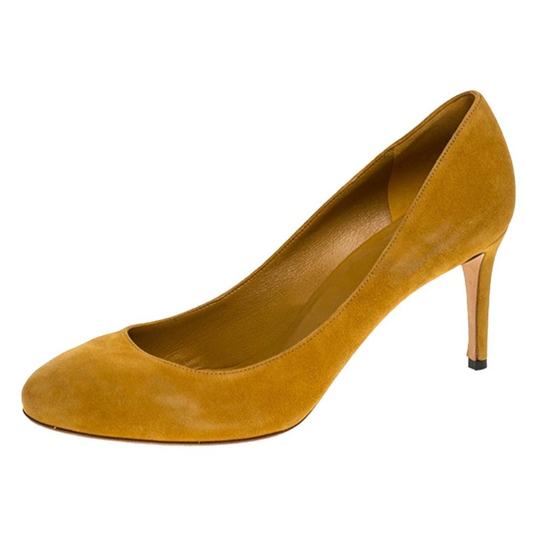 Gucci Mustard Yellow Suede Round Toe Pumps Size 38.5 For Sale at 1stDibs