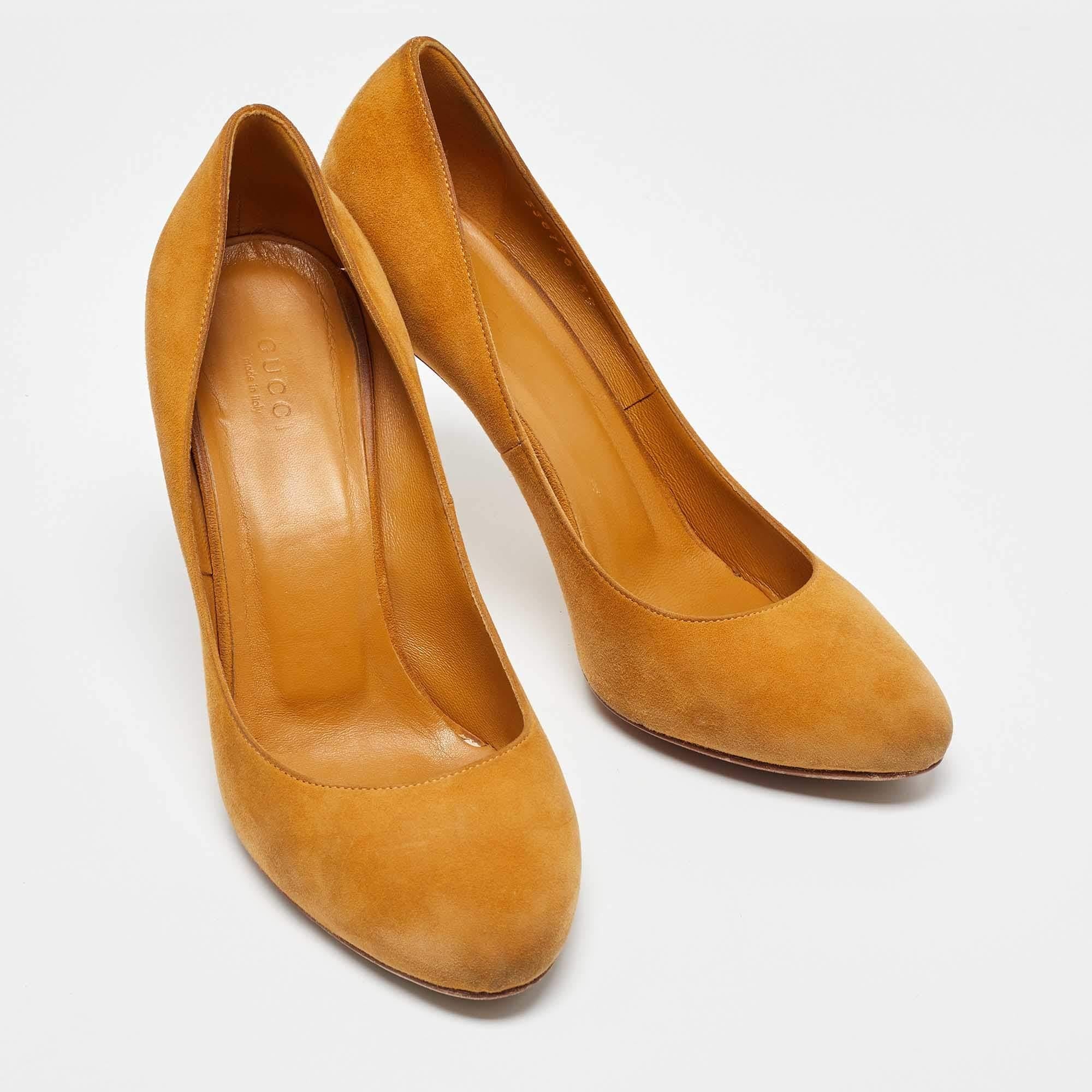 Gucci escarpins à bout rond en daim jaune moutarde taille 39 Bon état - En vente à Dubai, Al Qouz 2