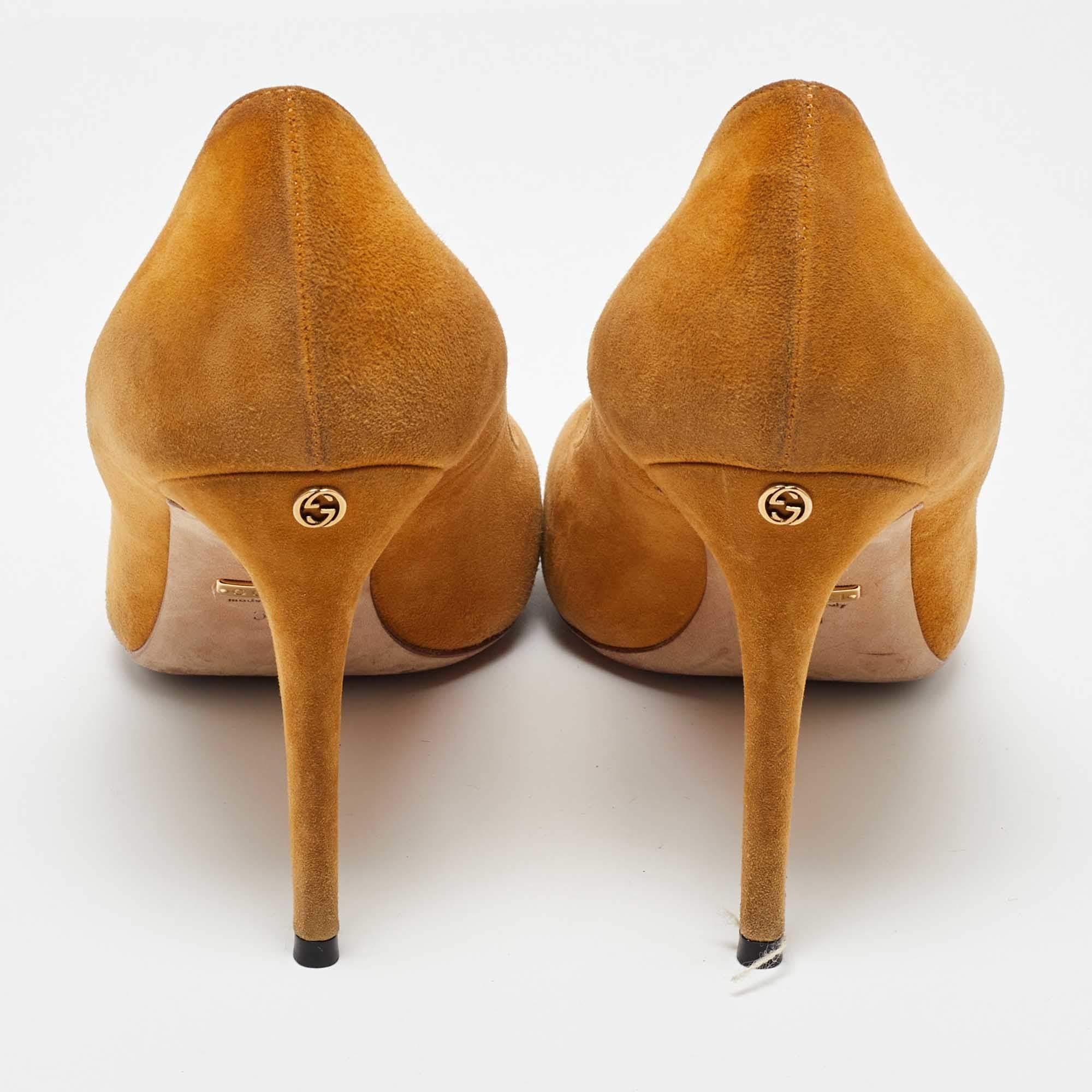 Gucci escarpins à bout rond en daim jaune moutarde taille 39 Pour femmes en vente