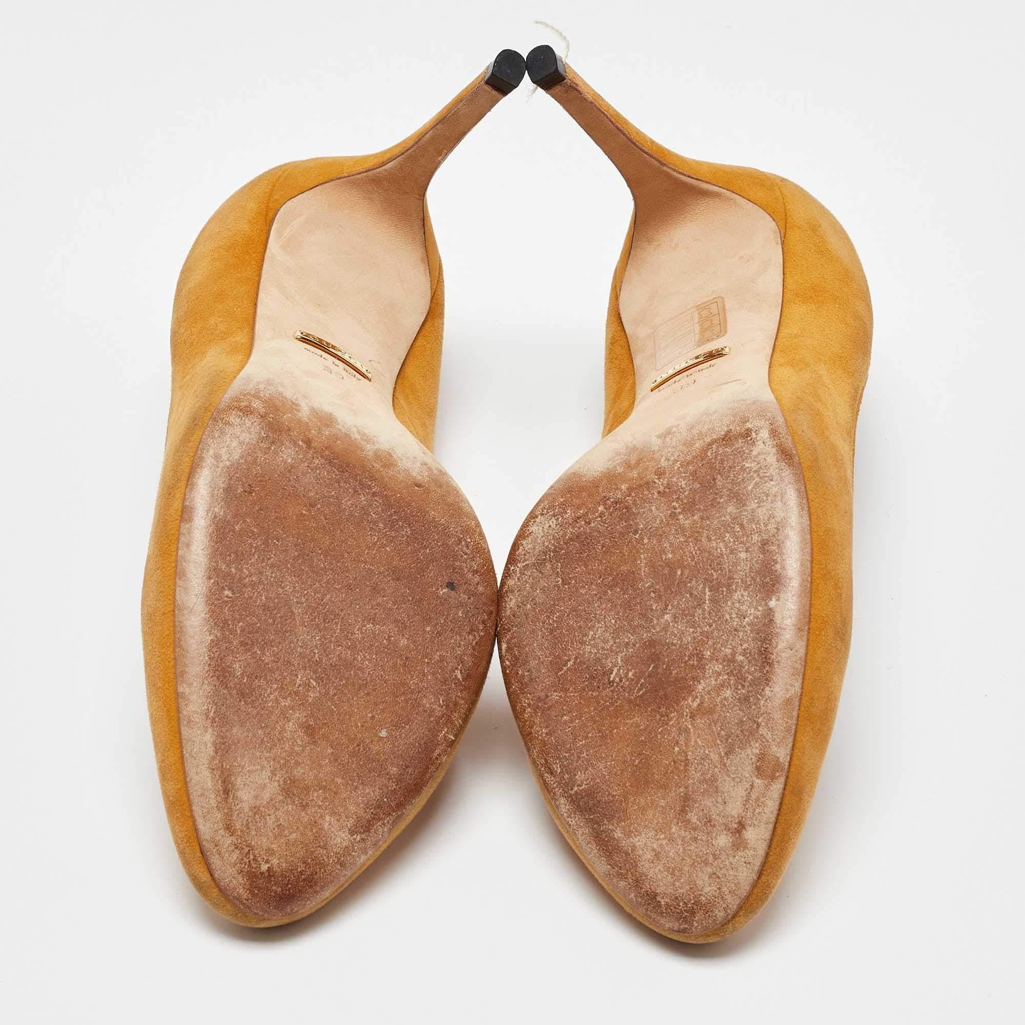 Gucci escarpins à bout rond en daim jaune moutarde taille 39 en vente 1