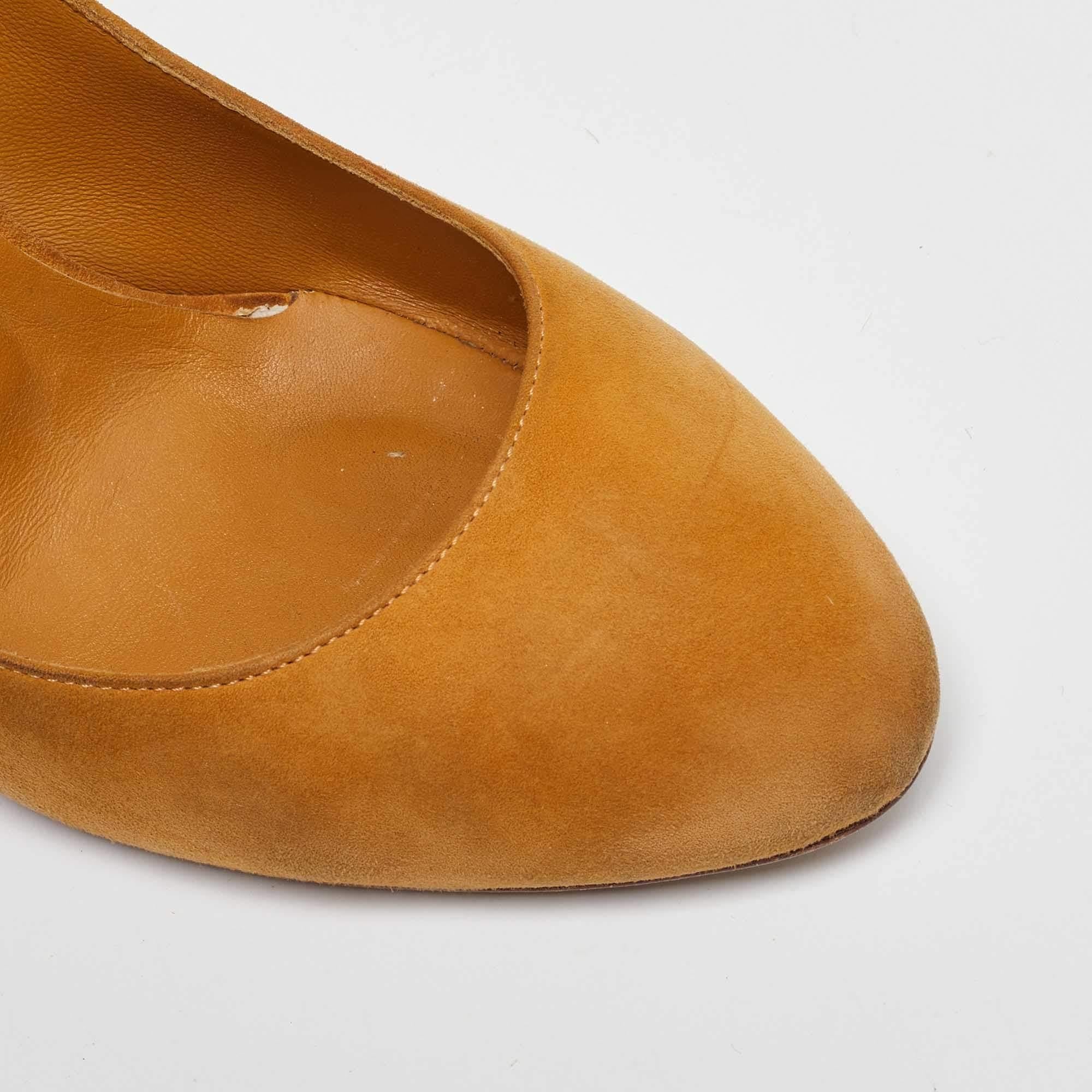 Gucci escarpins à bout rond en daim jaune moutarde taille 39 en vente 2