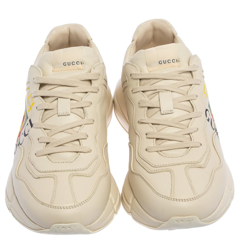 Project a stylish look every time you step out in these Rhyton sneakers from Gucci. They are crafted from white-hued leather and styled with lace-ups on the vamps and square-shaped brand logos on the sides. They are equipped with comfortable
