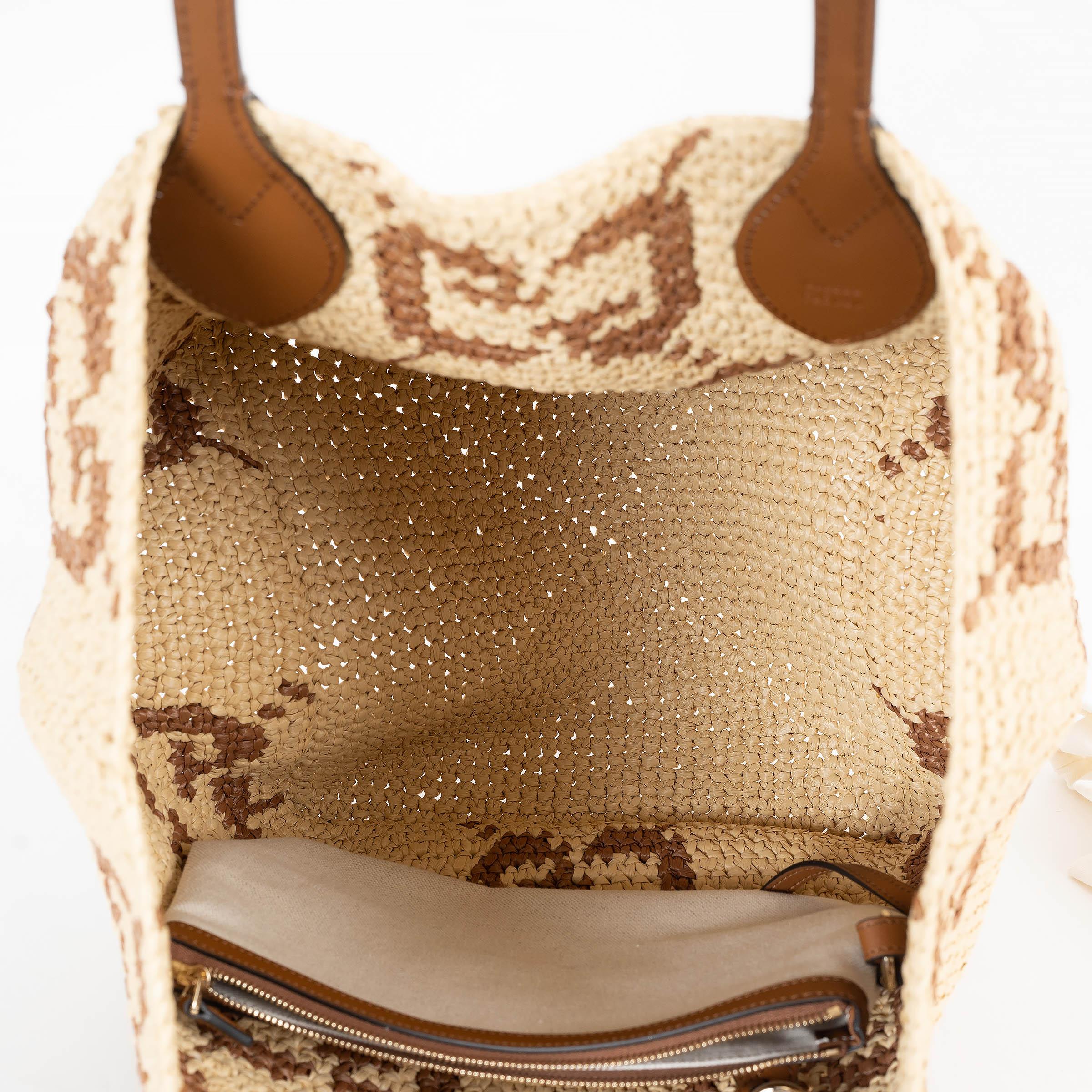 Donna Gucci Borsa TOTE MEDIUM GG WOVEN naturale e marrone 2025 in vendita