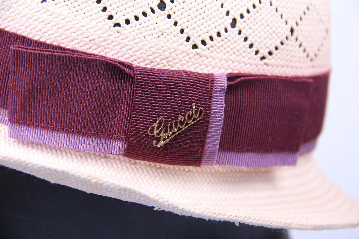 Zum Verkauf steht ein schöner Filzhut aus Naturstroh von Gucci in gutem Zustand. Dieser Designerhut mit kurzer, nach hinten umgeschlagener Krempe ist mit einer Schleife verziert. An der rechten Seite des Hutes befindet sich eine Schleife und in der