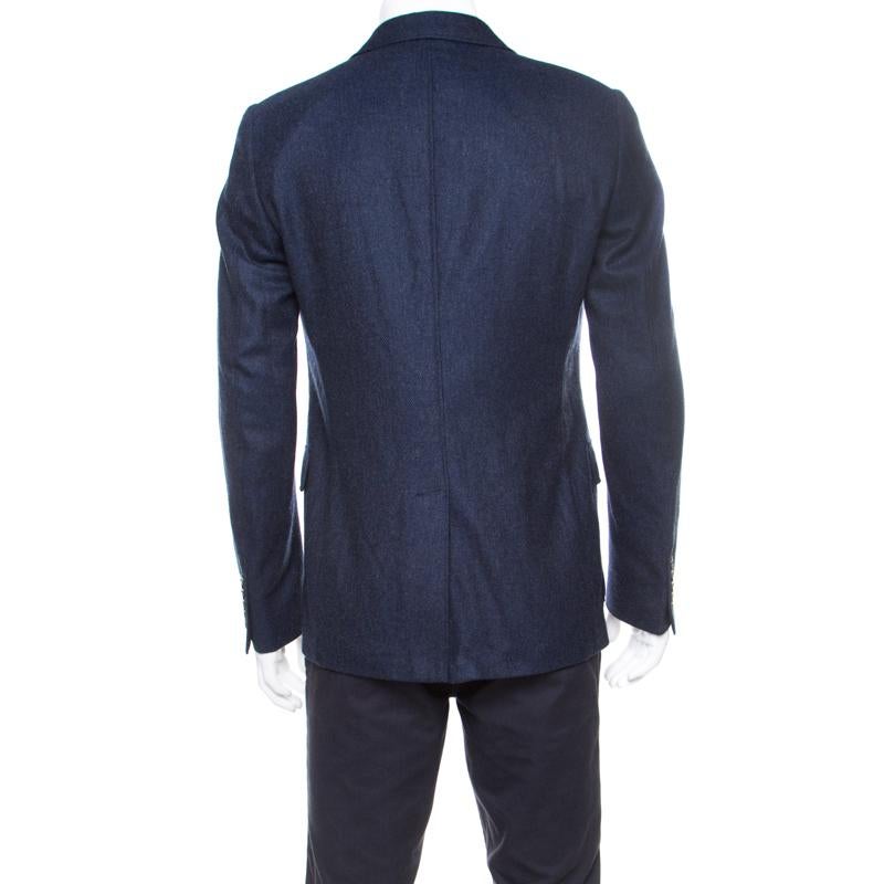 A classy piece to sport for your Monday presentations, this tailored blazer from Gucci is an upscale staple that your wardrobe needs. It is crafted with cashmere having cotton lining and features a polished blue hue. Exuding a textured finish, this