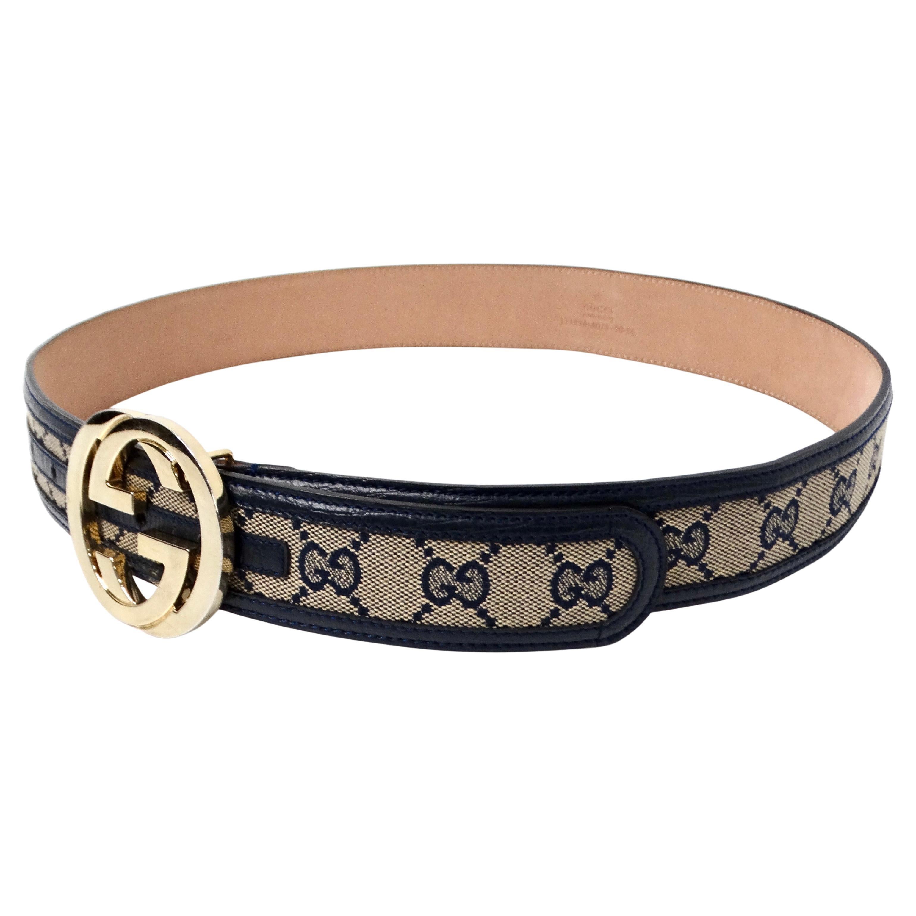 La cintura Gucci Navy & Beige Gold Tone GG Supreme Monogram Canvas & Leather è un accessorio di lusso che combina perfettamente un design iconico con un'ottima lavorazione artigianale. La cintura presenta all'esterno il caratteristico monogramma GG